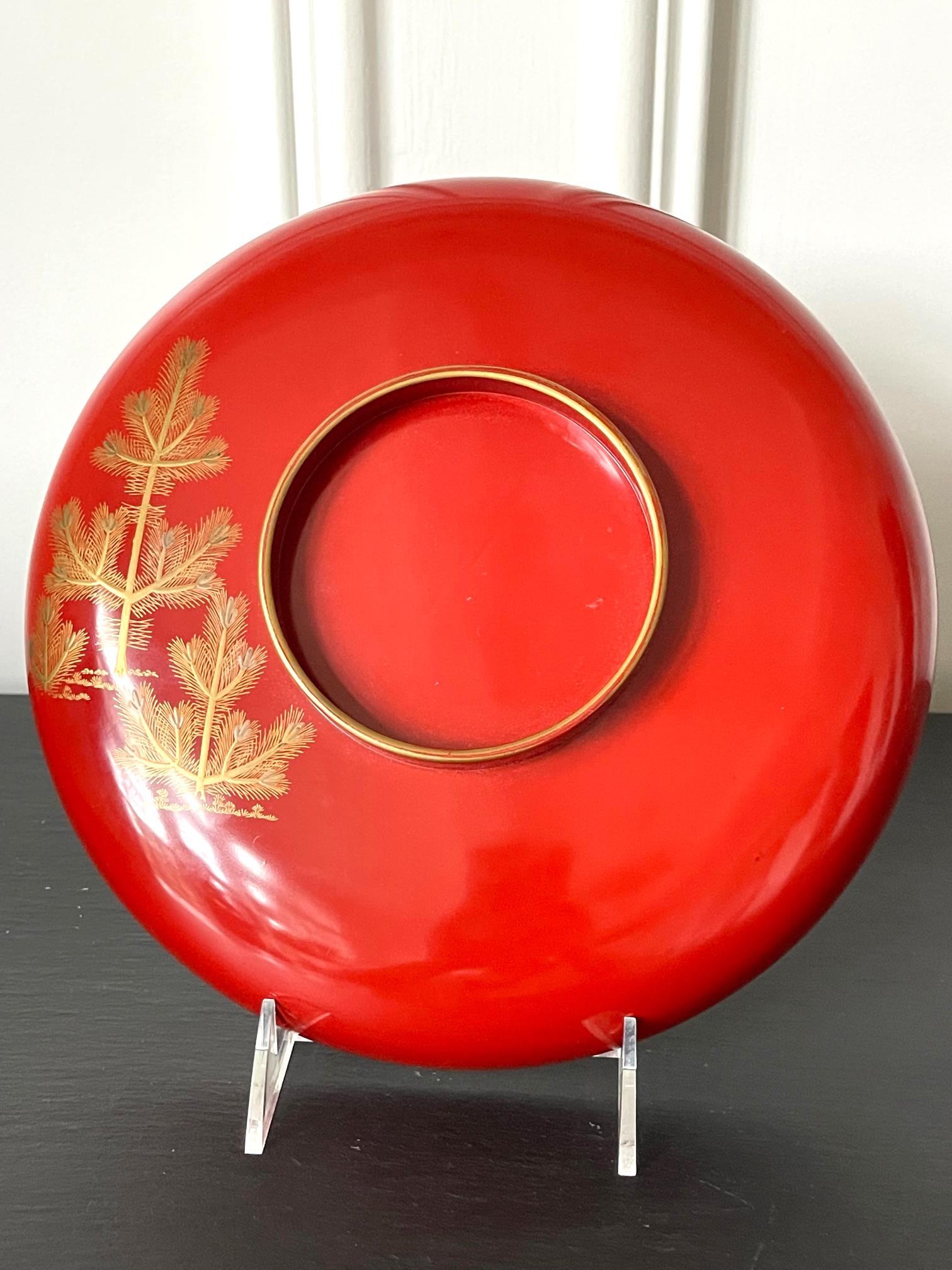 Assiette en laque japonaise Maki-e représentant une danseuse masquée Bon état - En vente à Atlanta, GA