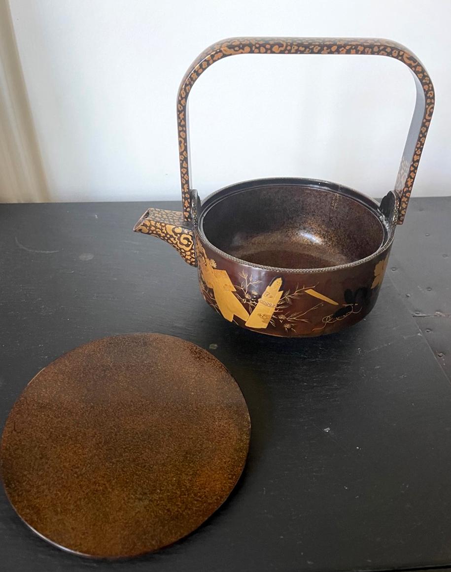 Japanese Lacquer Maki-e Sake Ewer Meiji Period For Sale 4