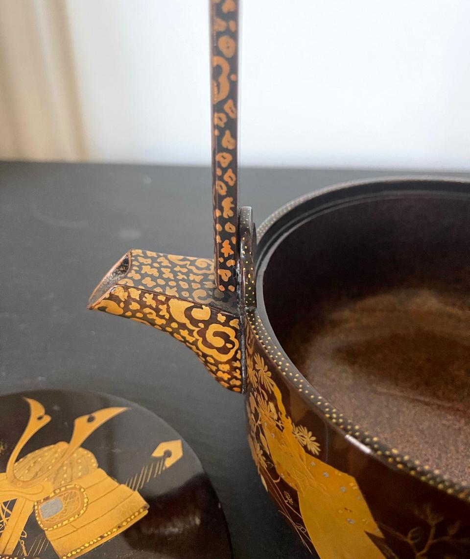 Japanese Lacquer Maki-e Sake Ewer Meiji Period For Sale 5