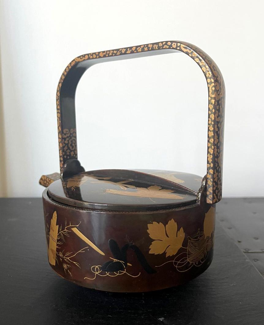 Japanese Lacquer Maki-e Sake Ewer Meiji Period In Good Condition For Sale In Atlanta, GA
