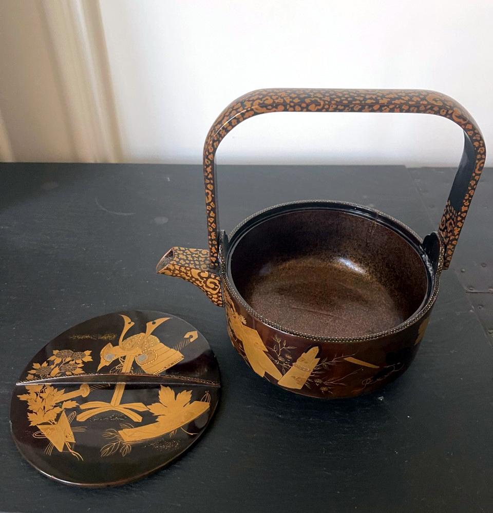 Japanese Lacquer Maki-e Sake Ewer Meiji Period For Sale 3