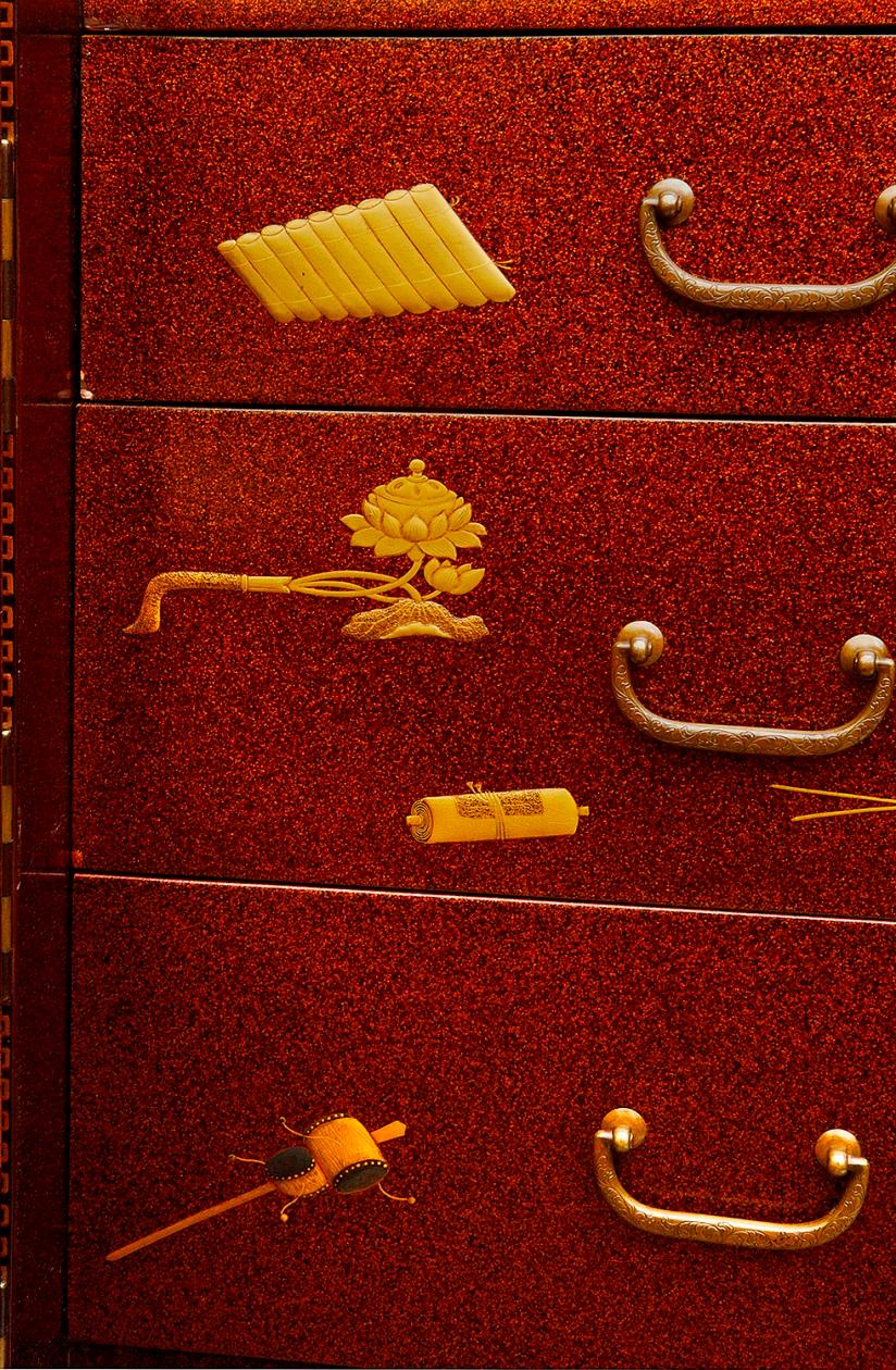 Gabinete sobre pie del Periodo Meiji de laca japonesa, hacia 1890 en venta 9