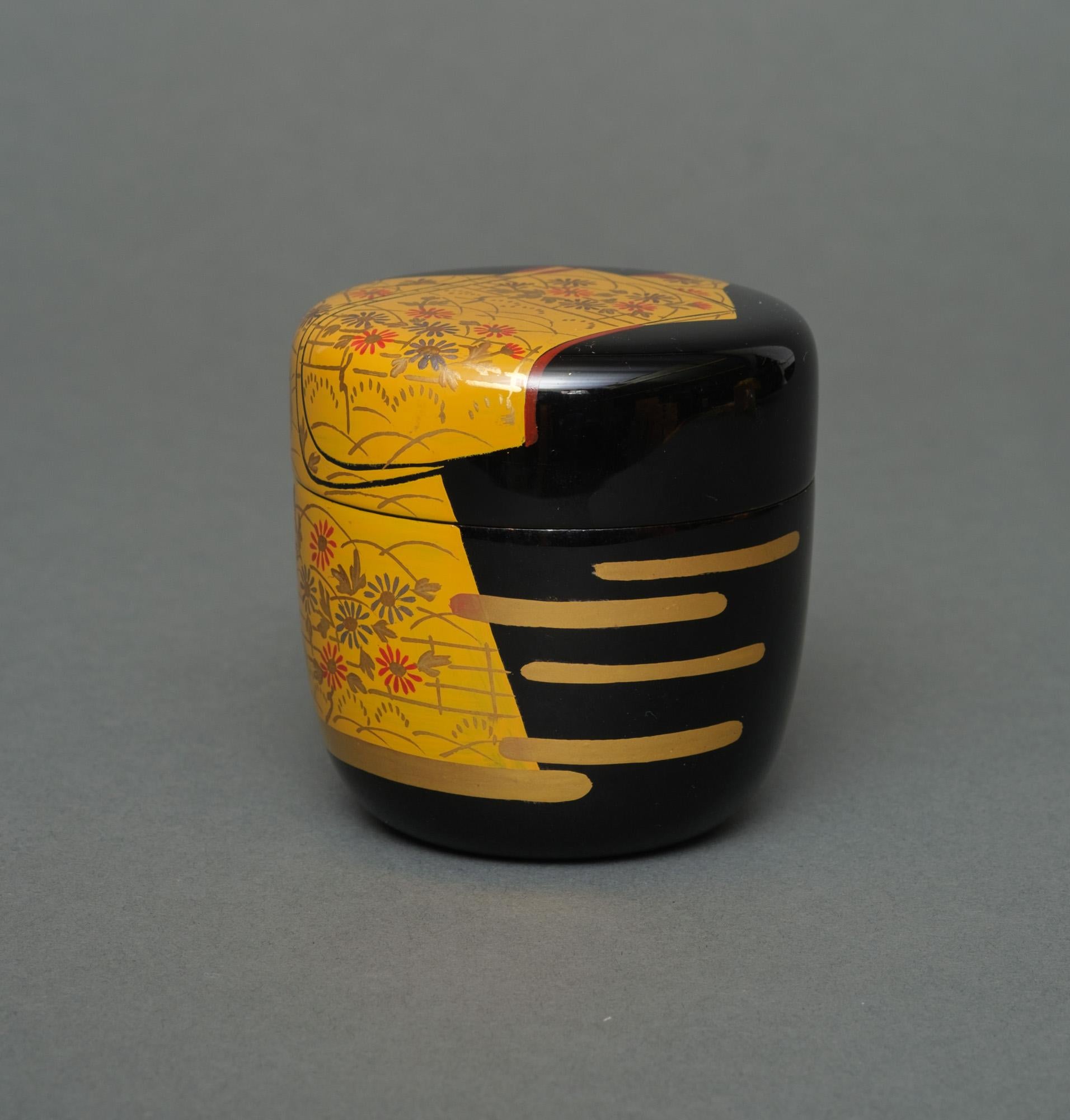 Japanese Lacquer Natsume 棗 with Kimono Design by Takahashi Masayoshi 高橋正良 In Excellent Condition For Sale In Amsterdam, NL