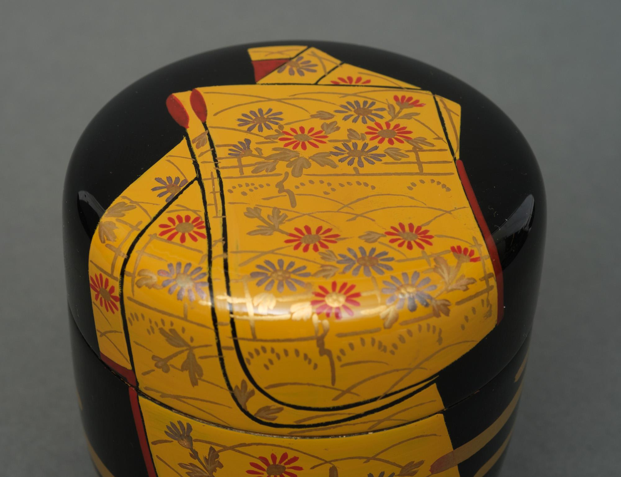 Japanese Lacquer Natsume 棗 with Kimono Design by Takahashi Masayoshi 高橋正良 For Sale 4