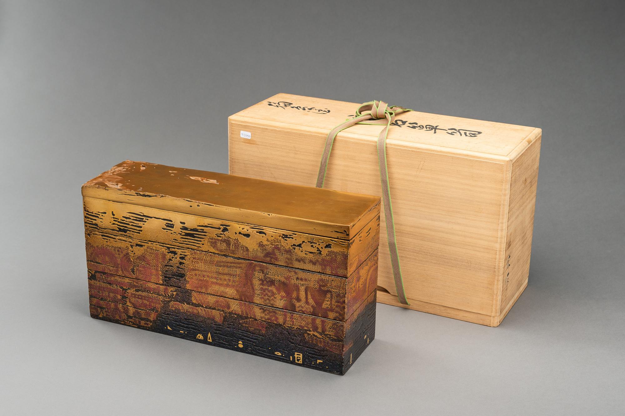 Silk Japanese lacquer oblong storage box by Hiroshi Hayashi 林宏 (1967) For Sale