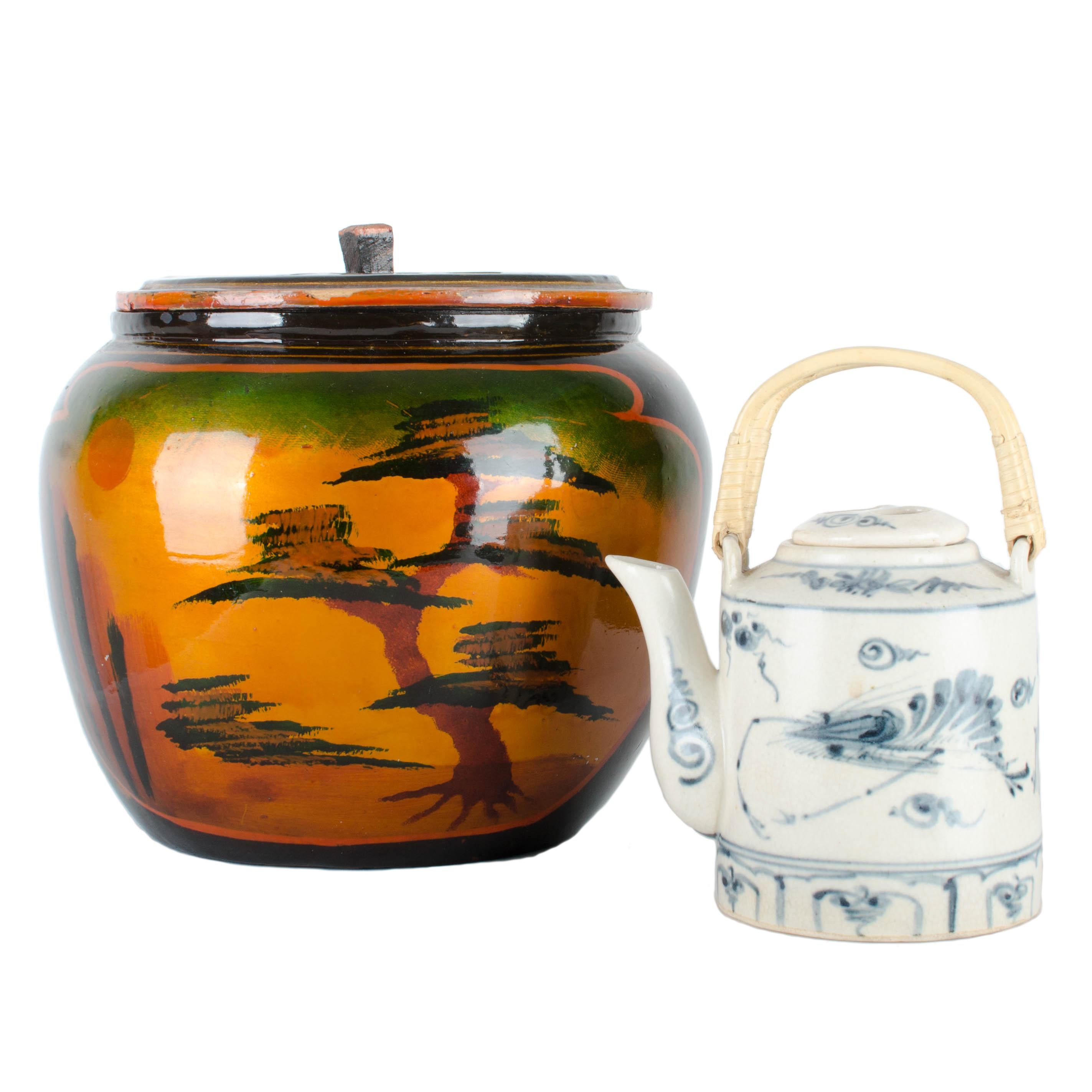 Ancienne boîte à thé japonaise en laque peinte à la main.
L'intérieur est rembourré et adapté à la théière en porcelaine bleue et blanche.

La théière mesure 4¼ pouces de haut et présente un poisson d'un côté et des crevettes de l'autre. 
Il est en