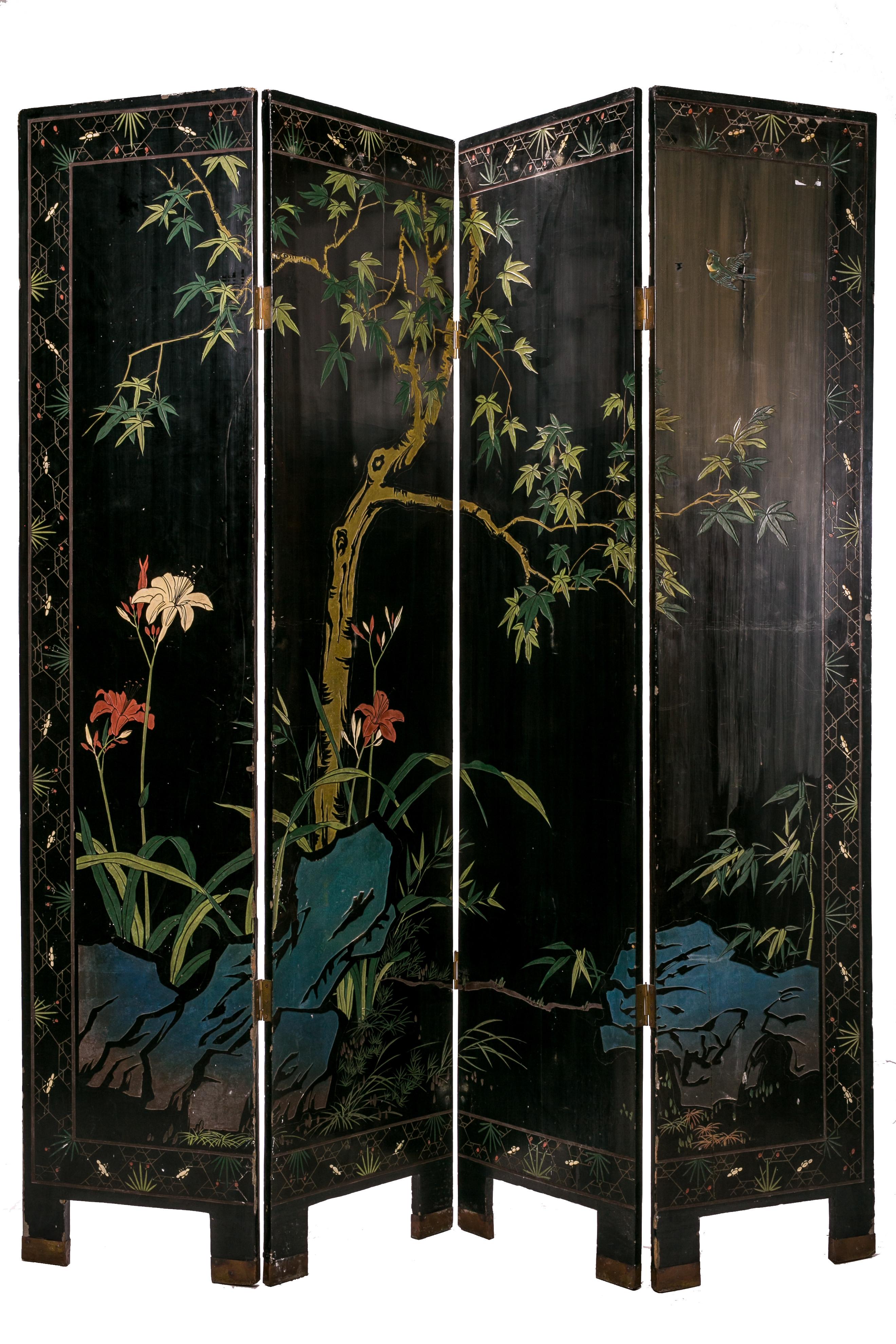 Elegant screen painted in Japanese lacquer with scenes of imperial life.
Made with 4 wooden and lacquer doors, also painted on the back.
Period: early 1900s
Measures: L. cm 160 - H. cm 184 

(D,R)
Code: 10776.