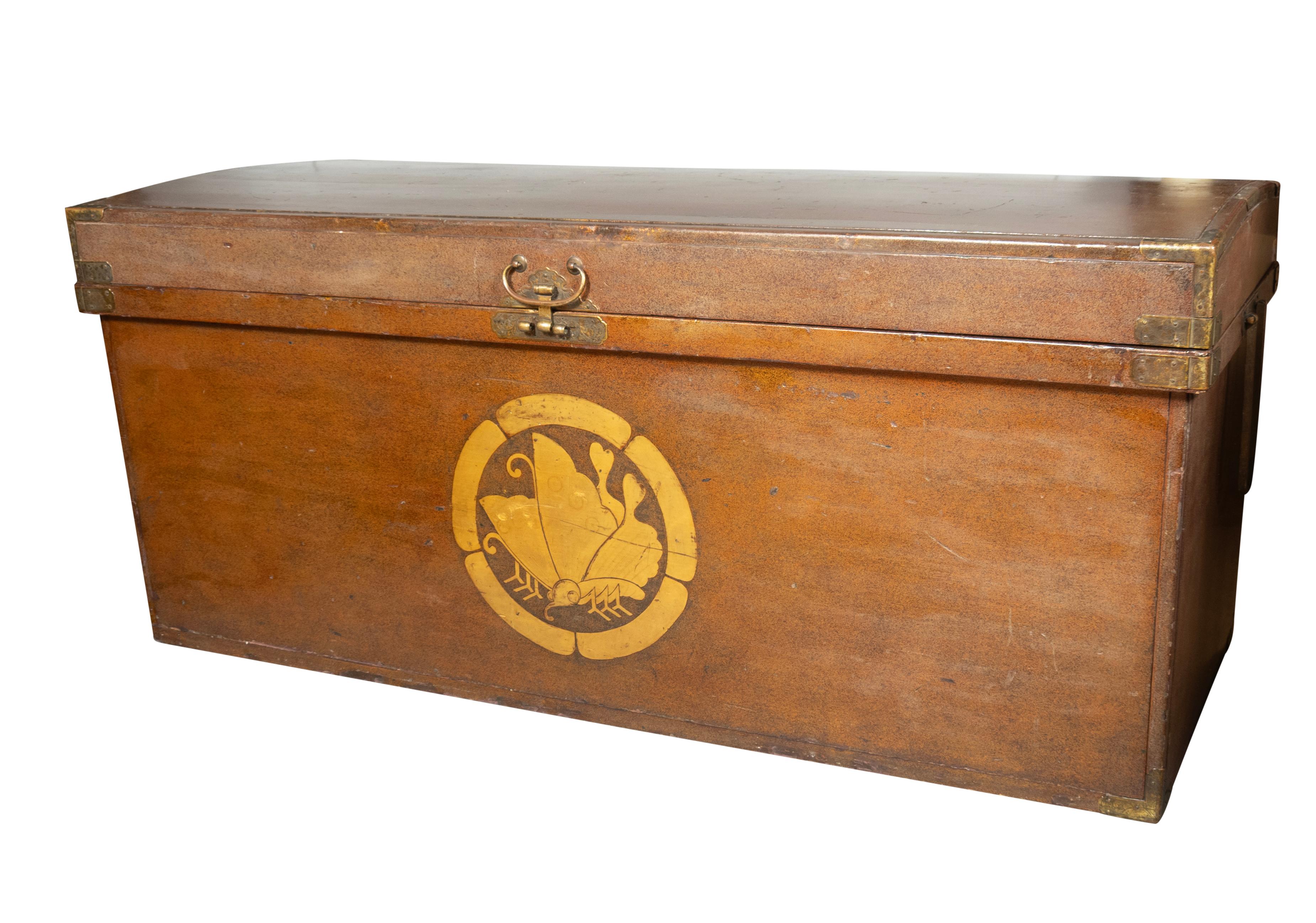 Ottone Baule da samurai in lacca giapponese proveniente dalla proprietà di Sir John Richardson in vendita