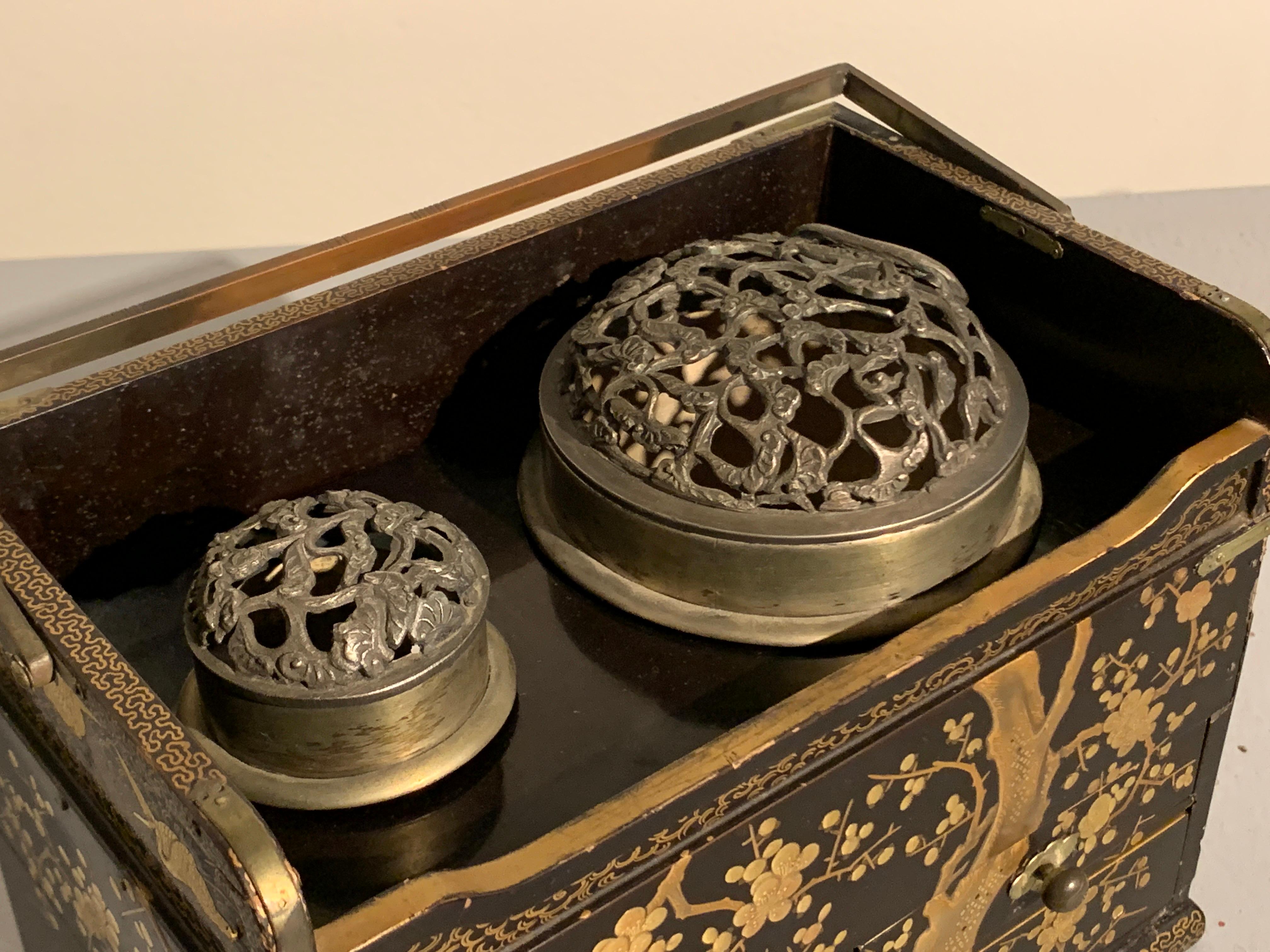 Japanese Lacquer Smoking Box, Tabako Bon, Edo Period, 19th Century For Sale 4