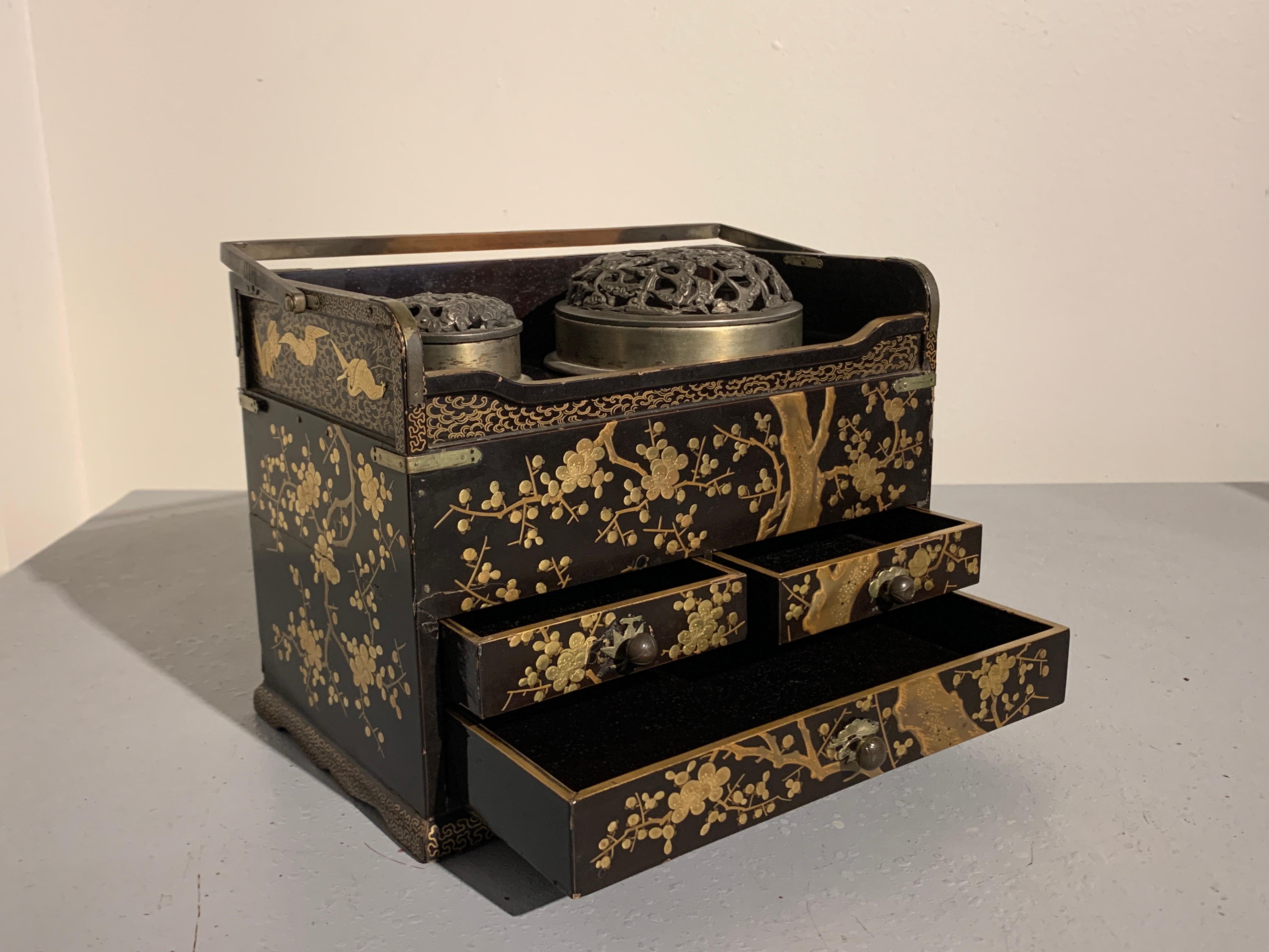 Japanese Lacquer Smoking Box, Tabako Bon, Edo Period, 19th Century For Sale 5