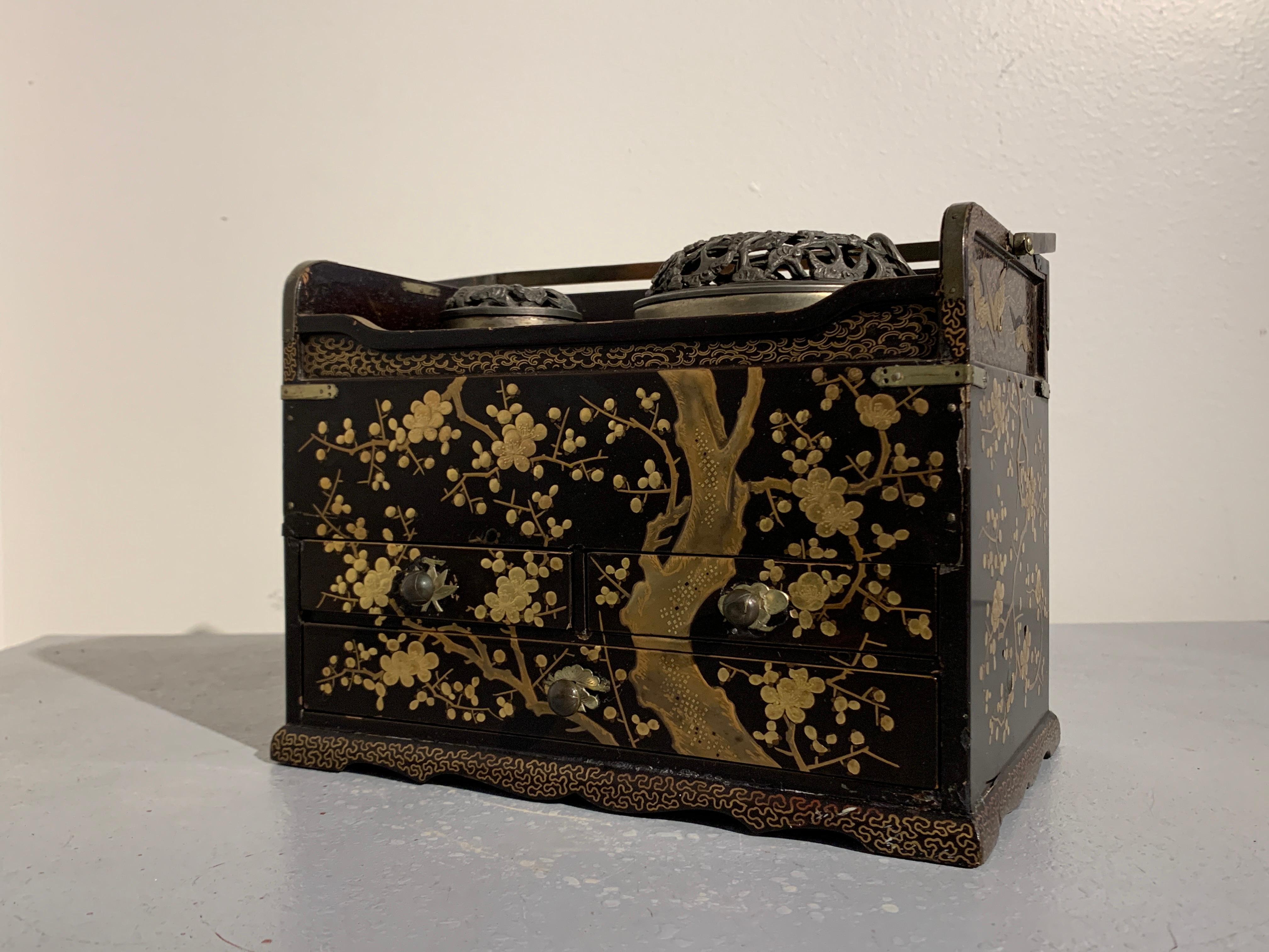 Eine sehr schöne japanische Maki-e-Lack verzierte Tabako Bon, oder Rauchkasten, späte Edo-Periode, Mitte des 19. Jahrhunderts, Japan.

Die elegante Räucherbox aus schwarzem Lack ist mit einem wunderschönen Takamaki-e-Motiv aus Goldlack verziert,