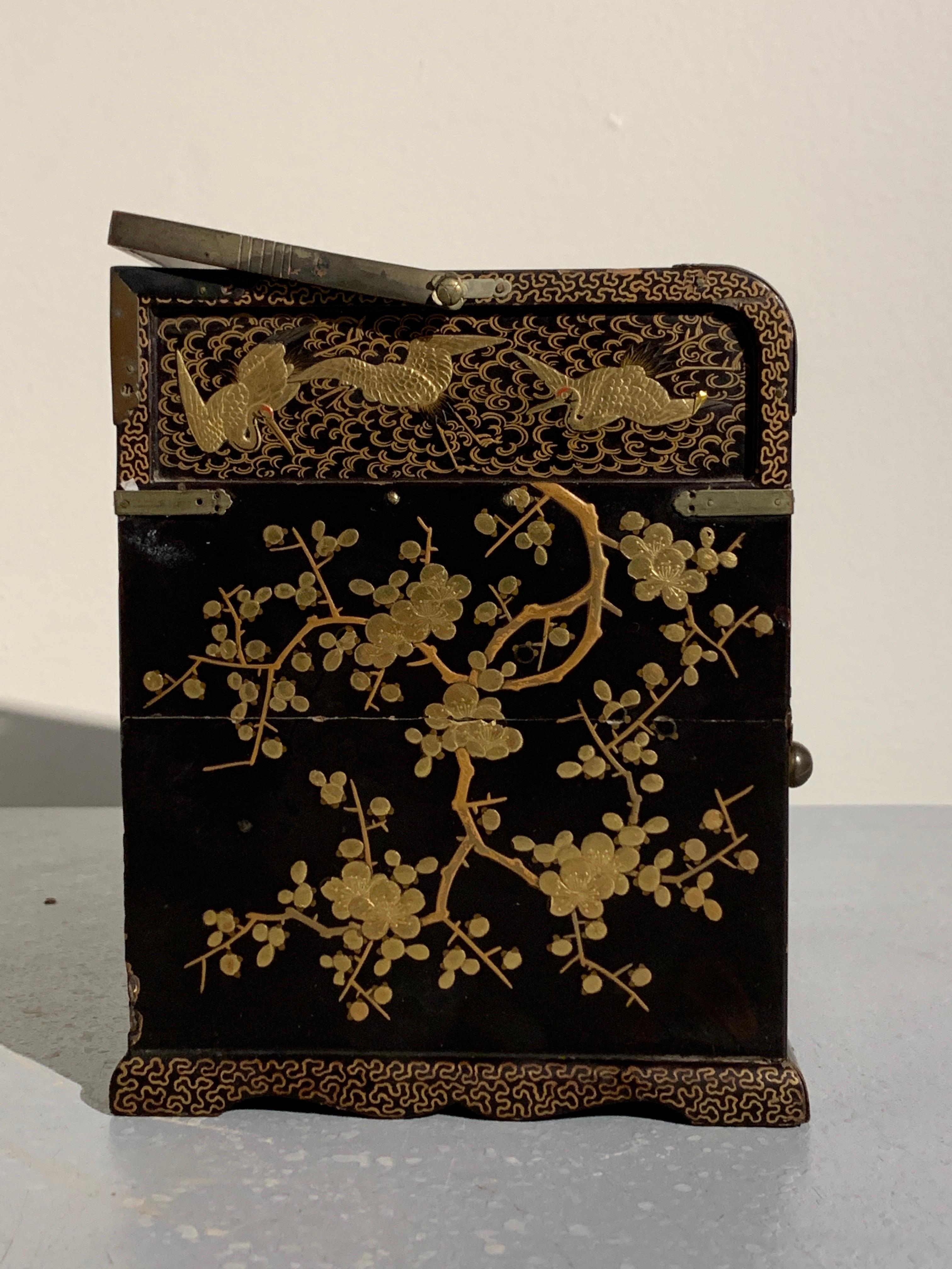Japanische Lack-Räucherbox:: Tabako Bon:: Edo-Periode:: 19. Jahrhundert im Zustand „Relativ gut“ im Angebot in Austin, TX