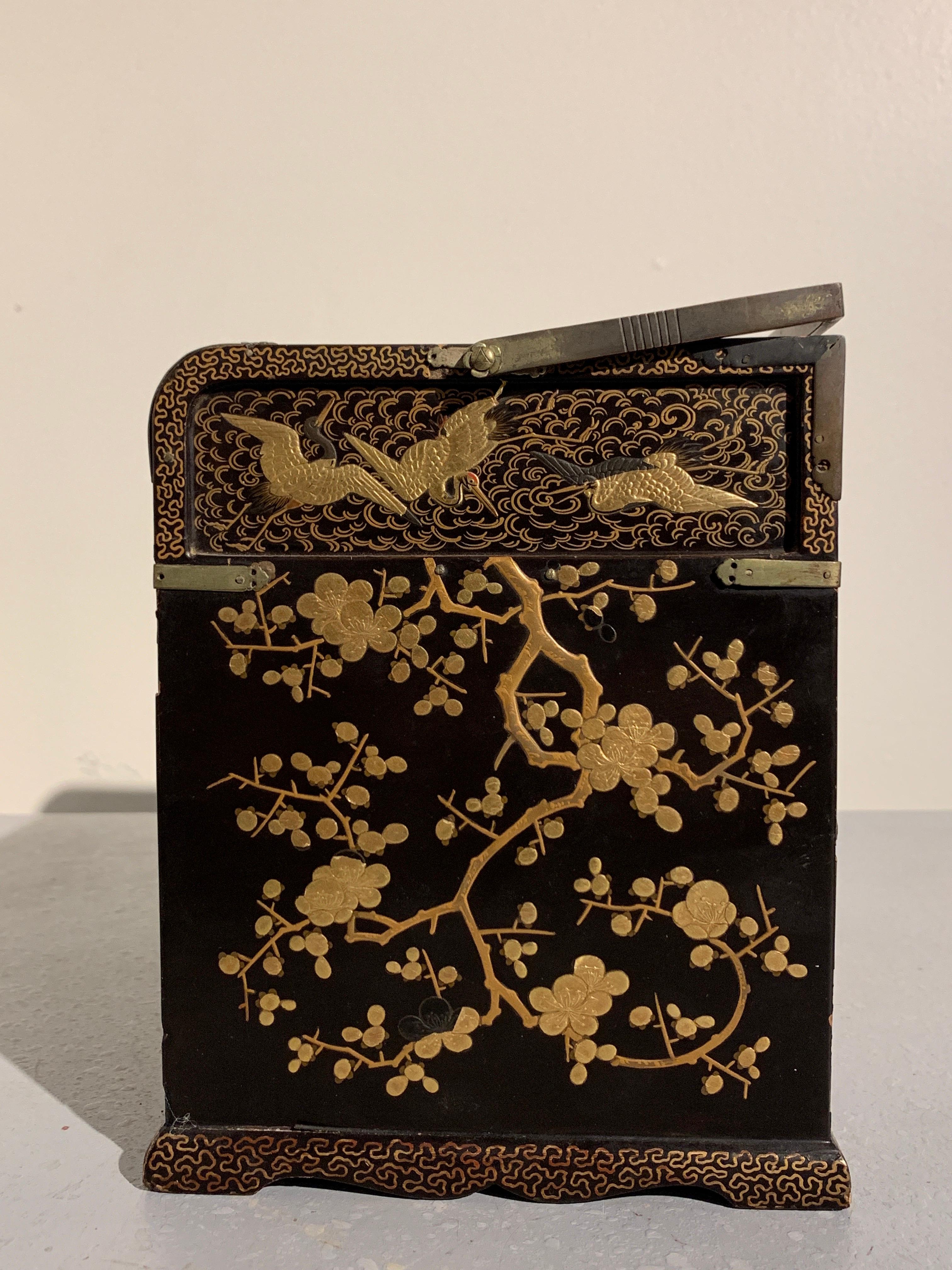 Japanese Lacquer Smoking Box, Tabako Bon, Edo Period, 19th Century For Sale 2