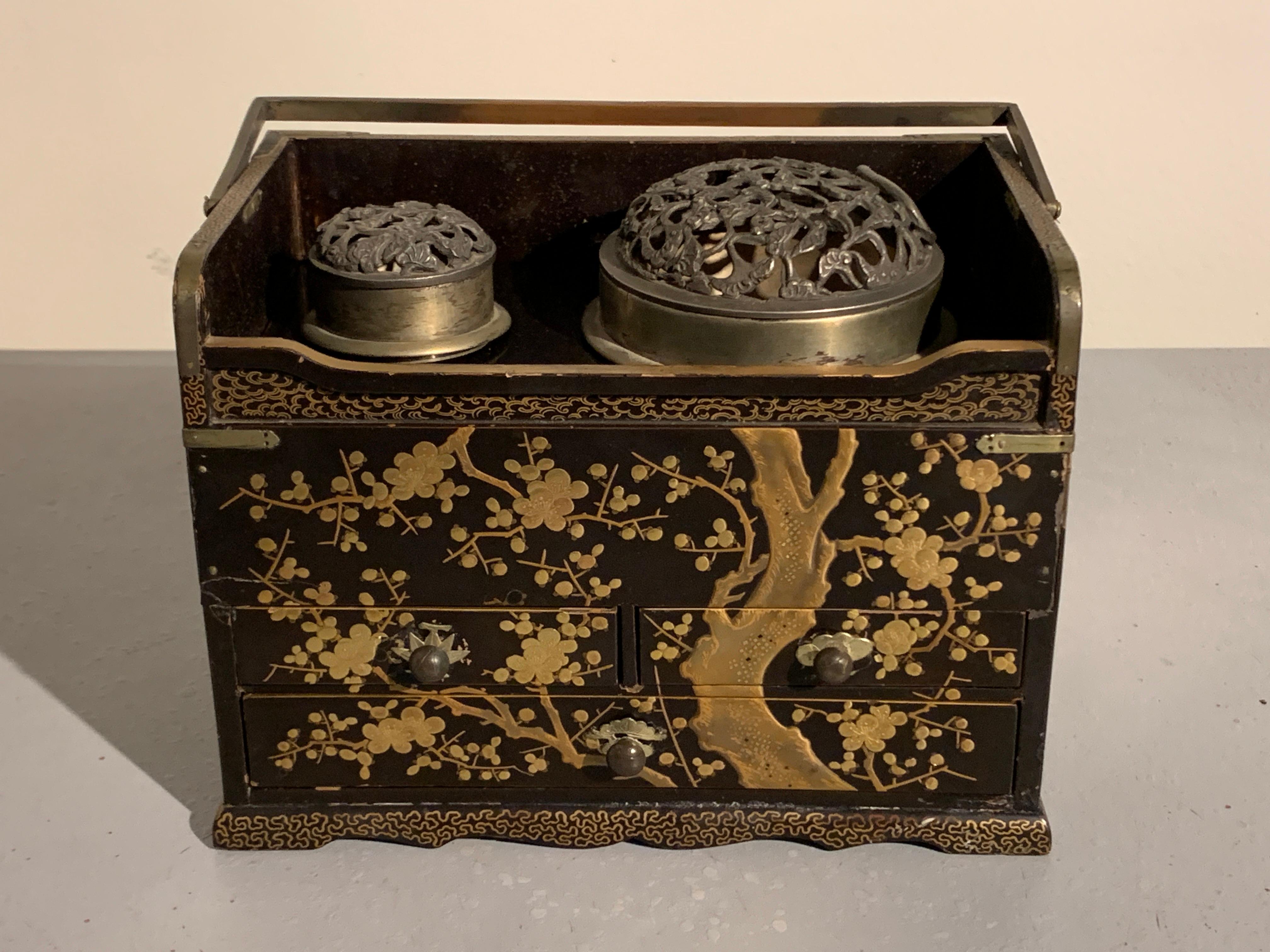 Japanese Lacquer Smoking Box, Tabako Bon, Edo Period, 19th Century For Sale 3