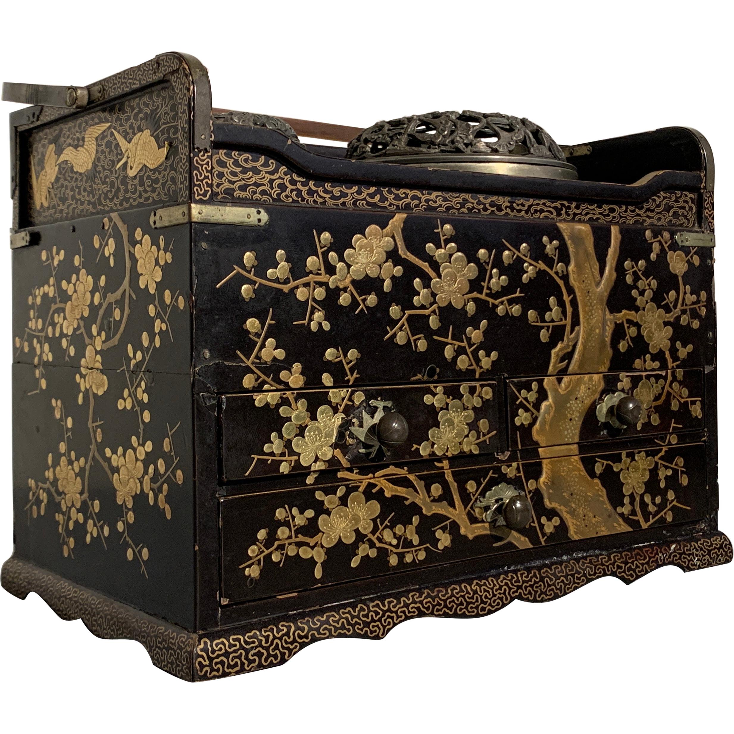 Japanische Lack-Räucherbox:: Tabako Bon:: Edo-Periode:: 19. Jahrhundert im Angebot
