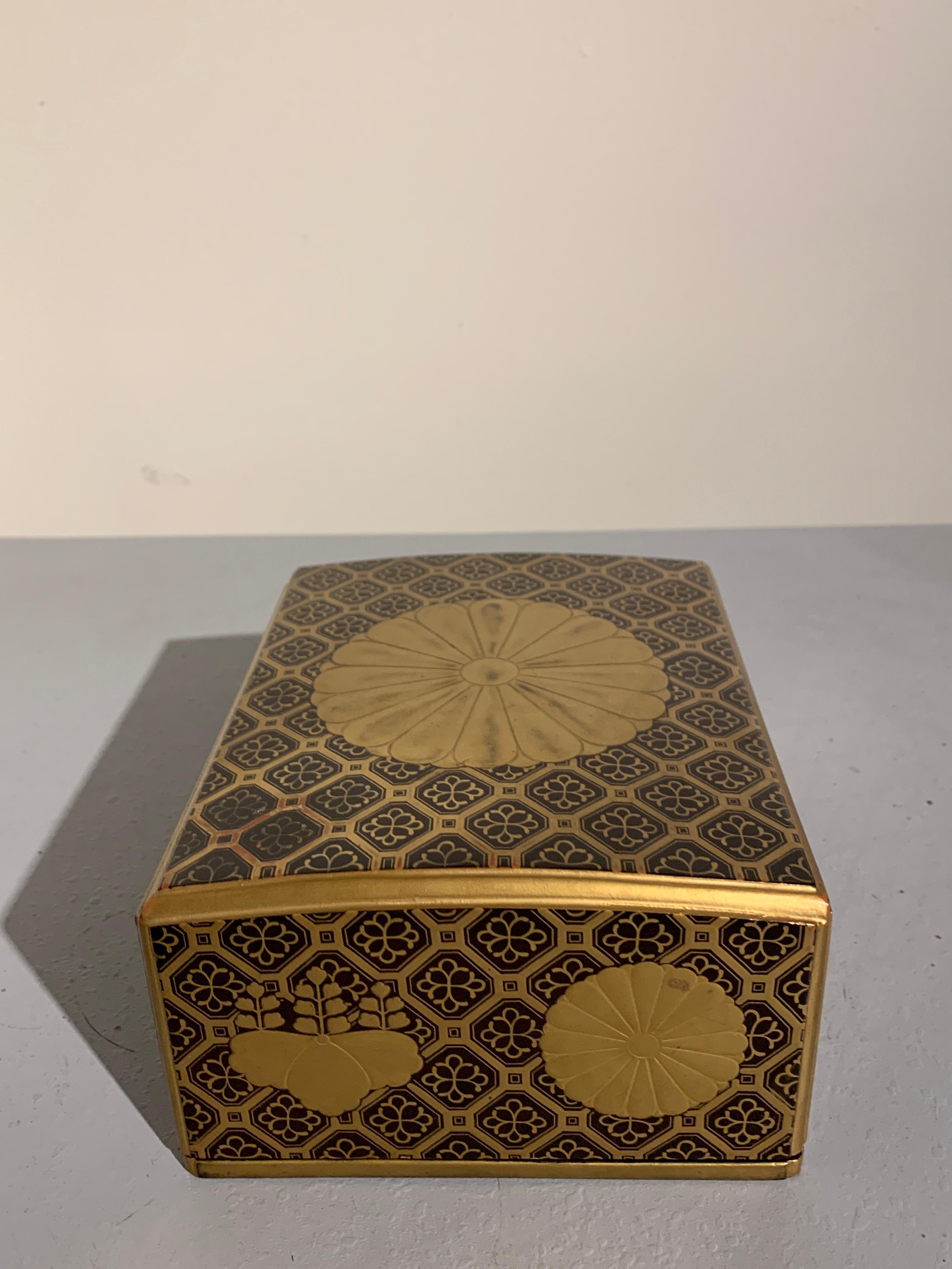 Japanese Lacquer Sutra Box with Imperial Mon, Kyobako, Edo Period, 18th Century In Good Condition In Austin, TX