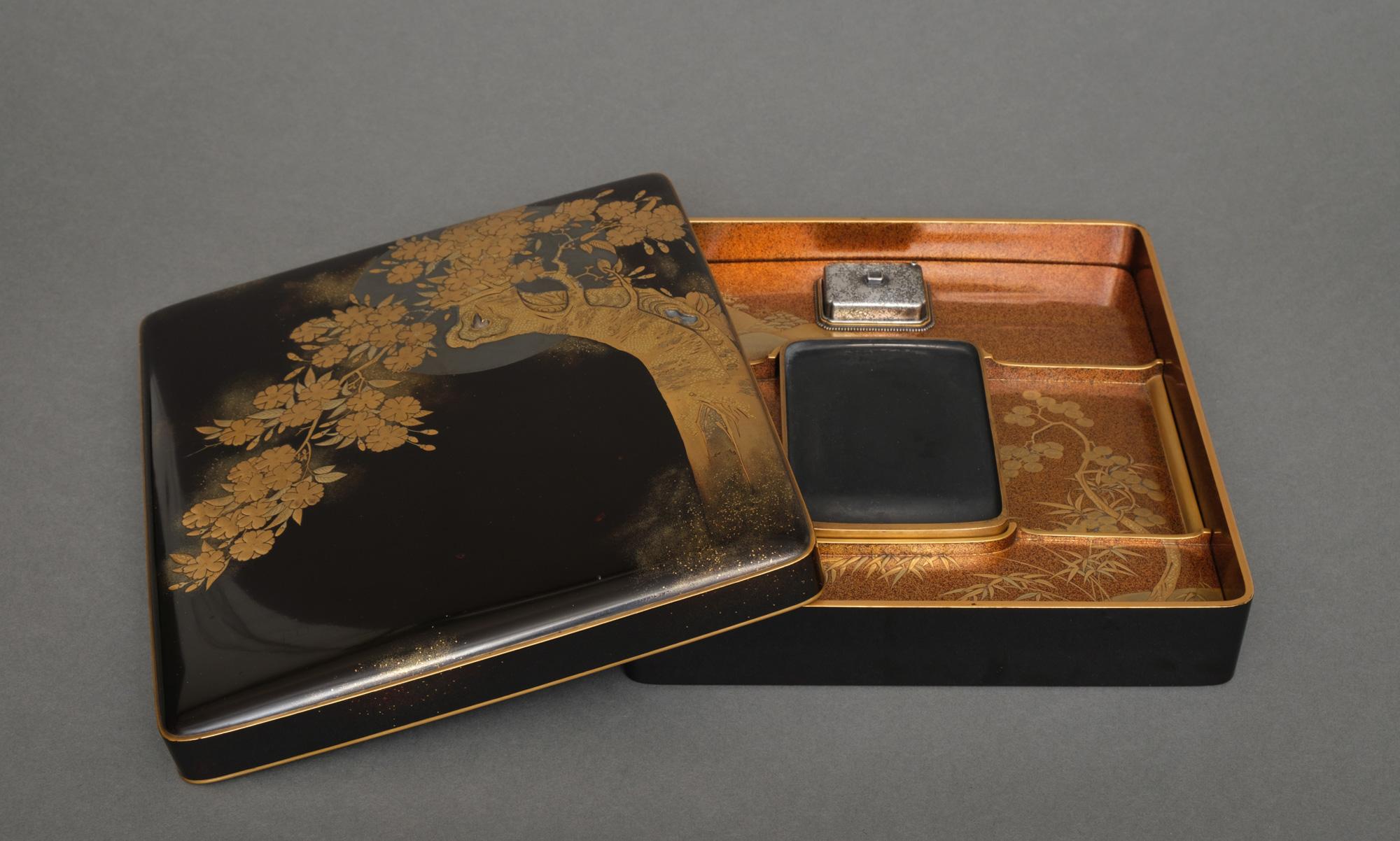 Japanese lacquer suzuri’bako 箱 with a cherry blossom & Chinese landscape design In Good Condition In Amsterdam, NL