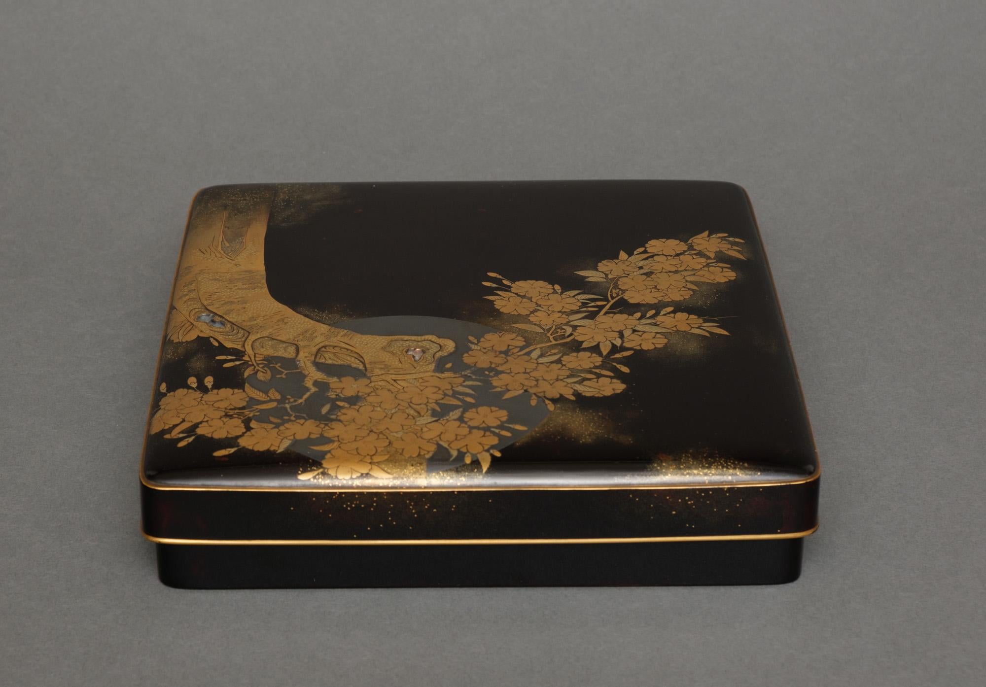 Japanese lacquer suzuri’bako 箱 with a cherry blossom & Chinese landscape design 1