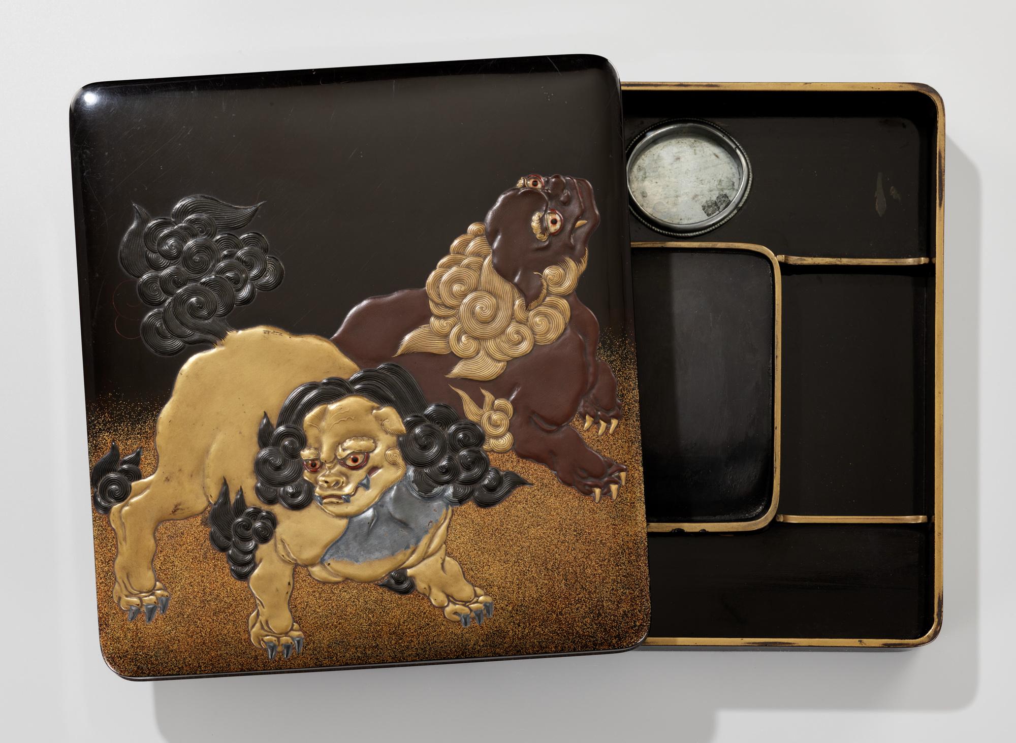 Japanese lacquer suzuri’bako 硯箱 (writing box) with shishi & Hotei design In Good Condition In Amsterdam, NL