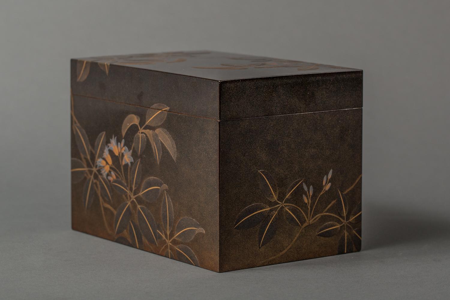 Japanese Lacquer Tea Box 'Chabako' with Flower Design In Excellent Condition For Sale In Hudson, NY