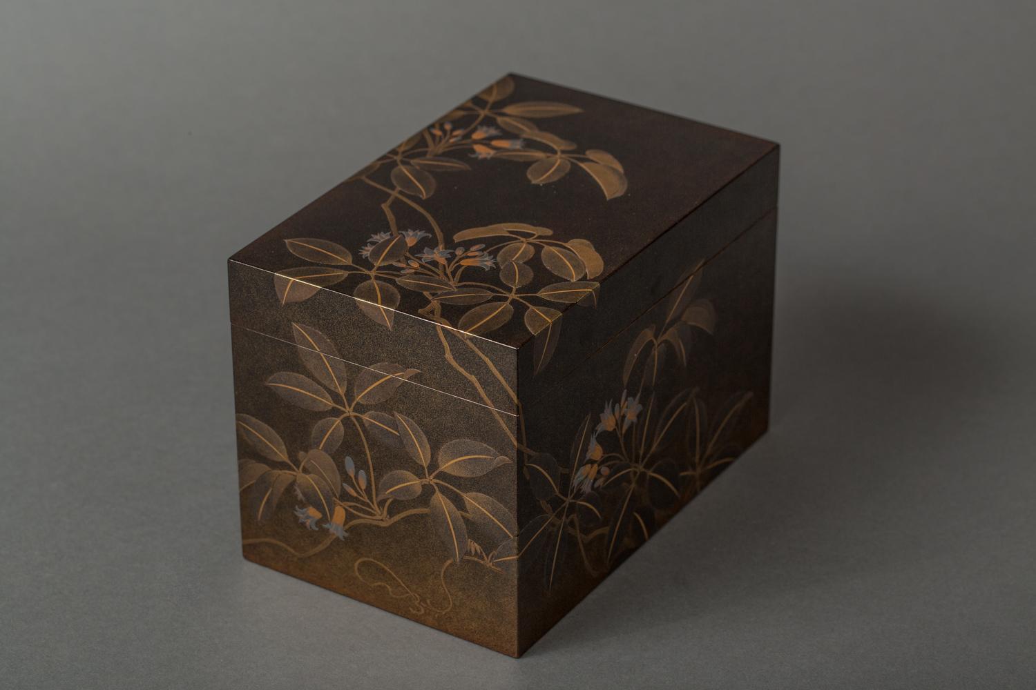 Japanese Lacquer Tea Box 'Chabako' with Flower Design For Sale 1
