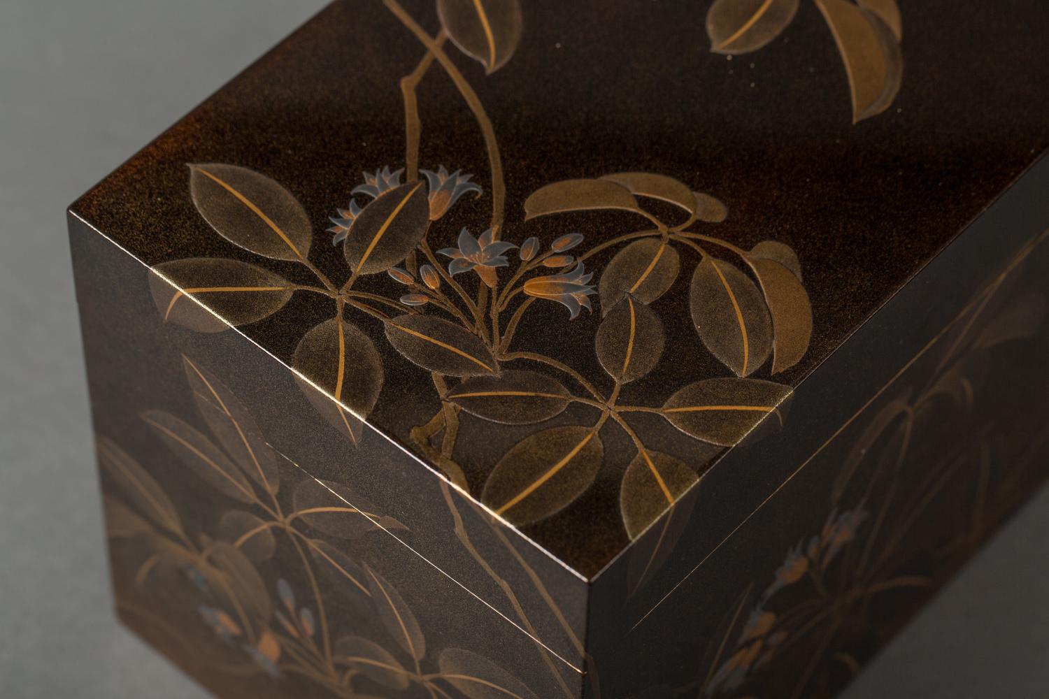 Japanese Lacquer Tea Box 'Chabako' with Flower Design For Sale 2
