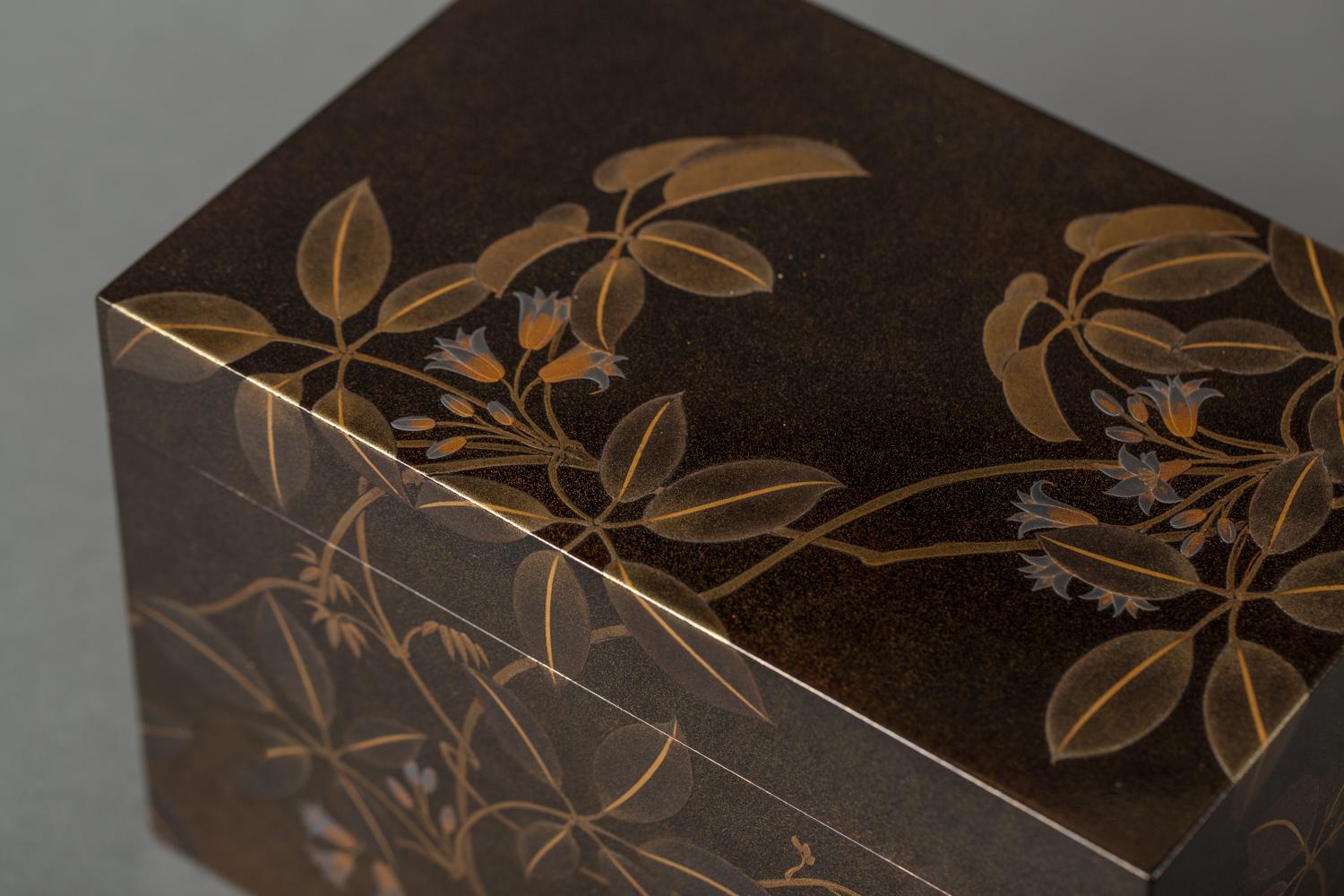 Japanese Lacquer Tea Box 'Chabako' with Flower Design For Sale 3