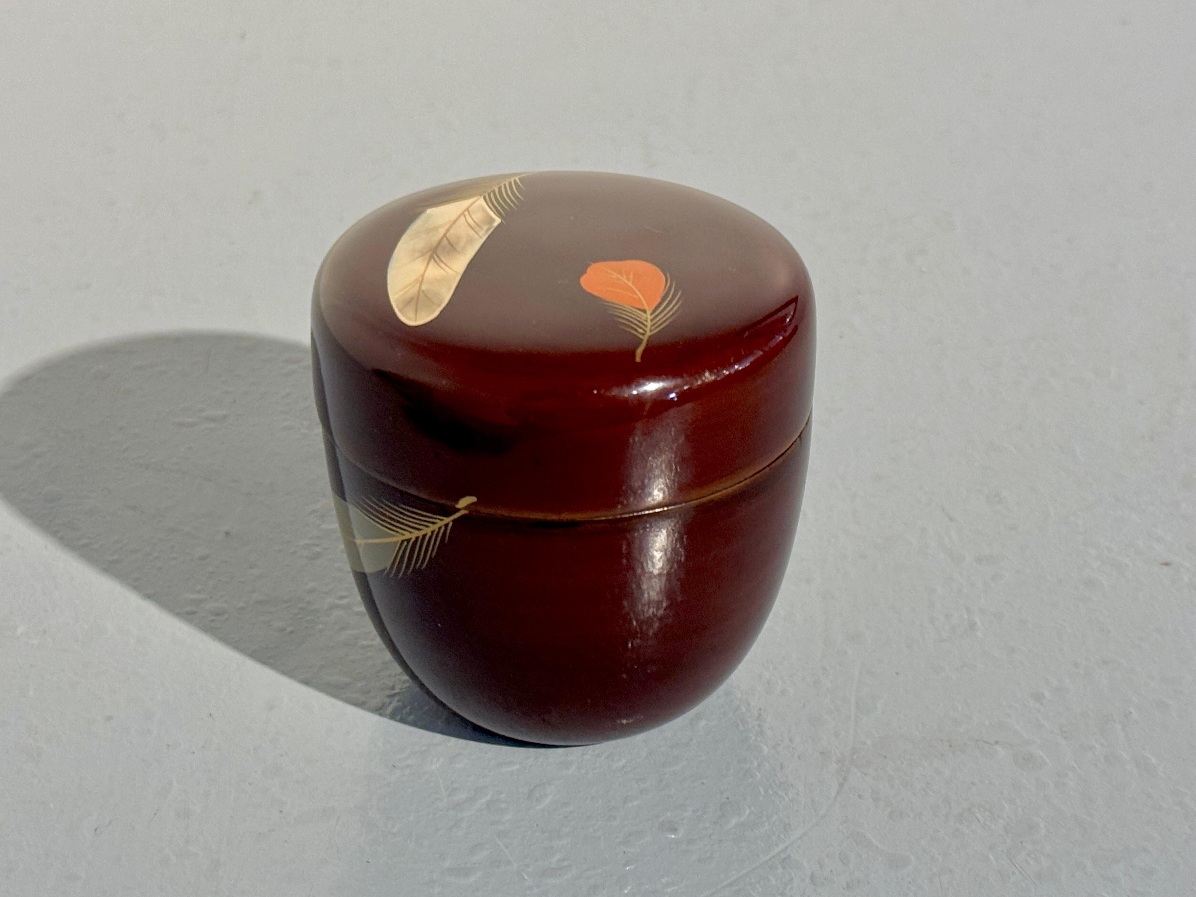 Japanese Lacquer Tea Caddy, Natsume, Feather Design, Showa Era, c 1960's, Japan In Good Condition In Austin, TX