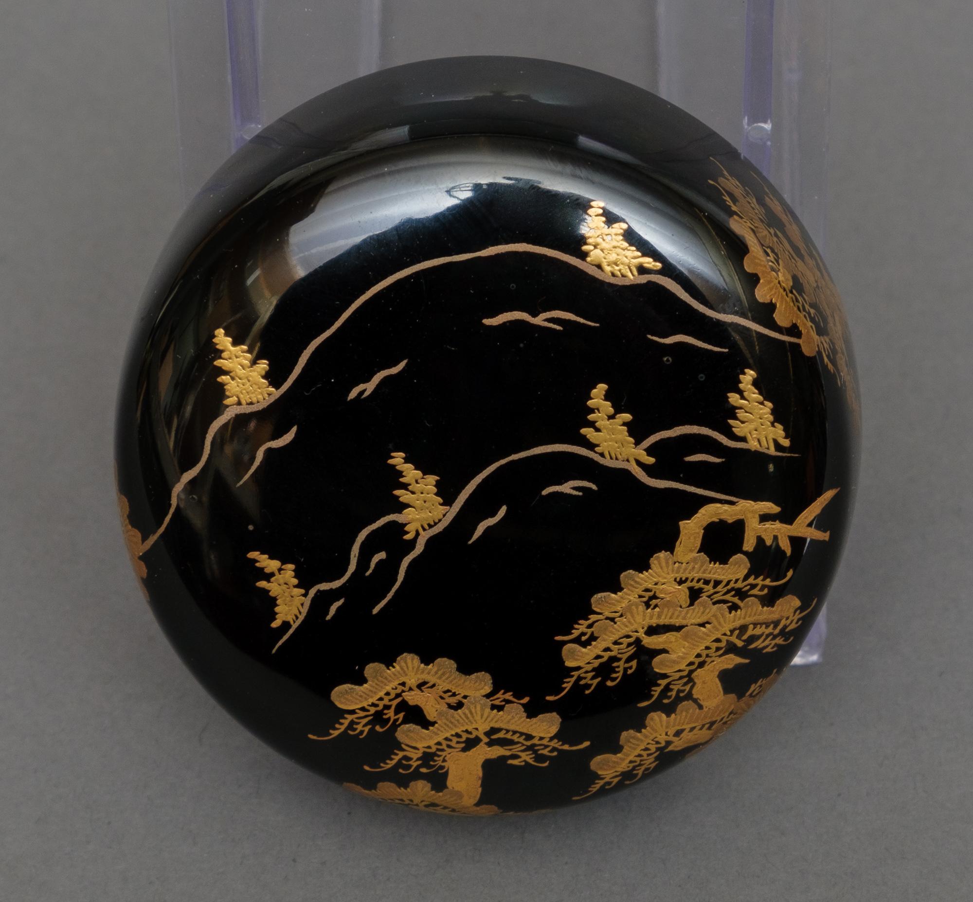 Hand-Painted Japanese lacquer tea caddy 棗 (natsume) showcasing a pine tree forest For Sale