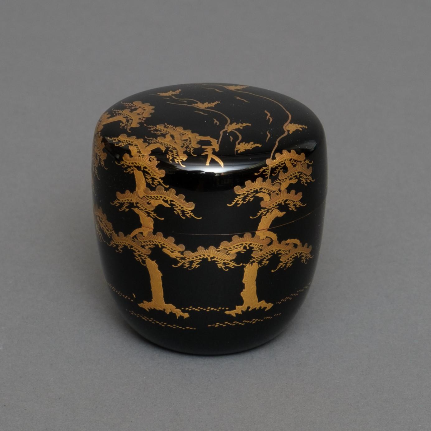 Teedose aus japanischem Lack 棗 (Natsume) mit Darstellung eines Kiefernwaldes (Japanisch) im Angebot