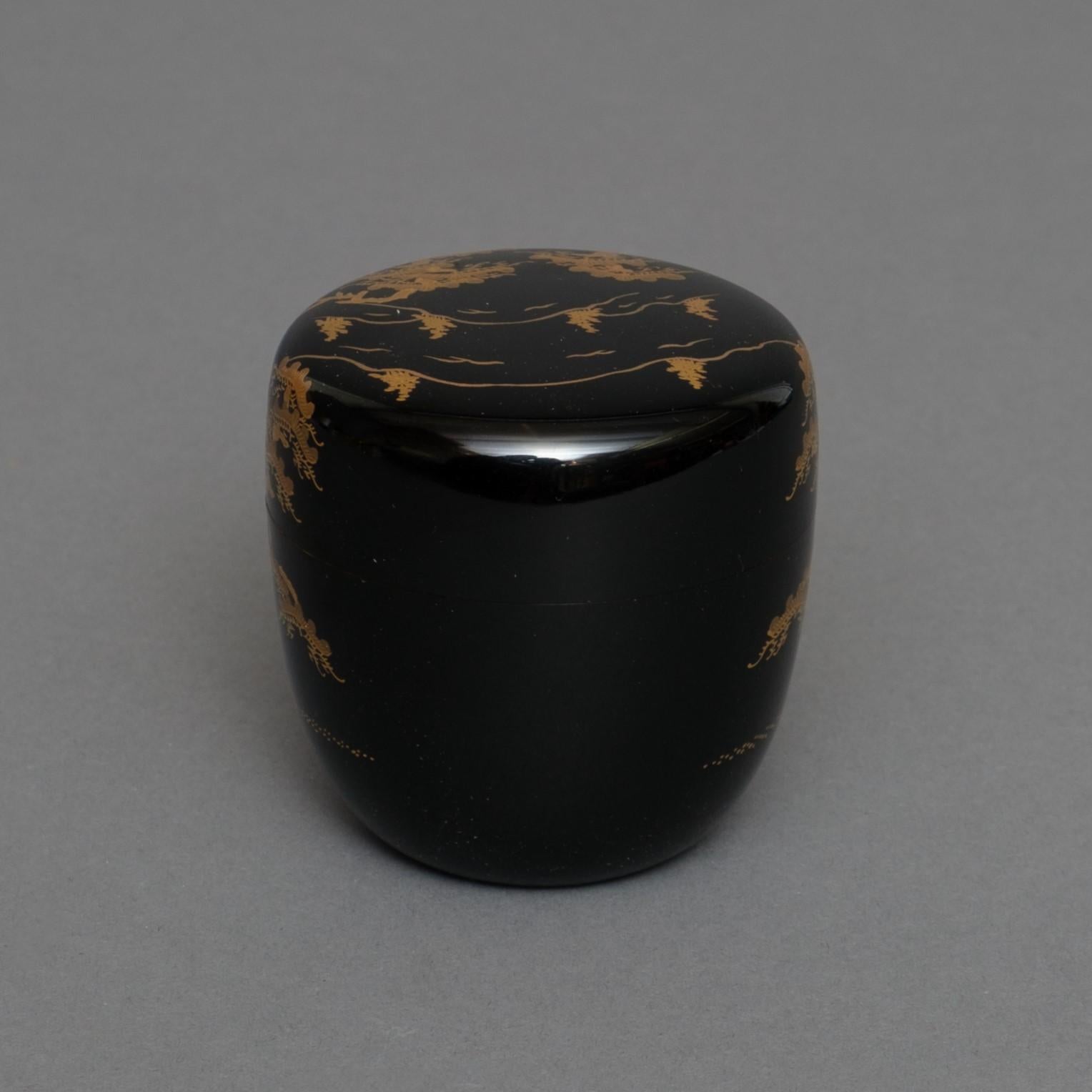 Teedose aus japanischem Lack 棗 (Natsume) mit Darstellung eines Kiefernwaldes (Handbemalt) im Angebot
