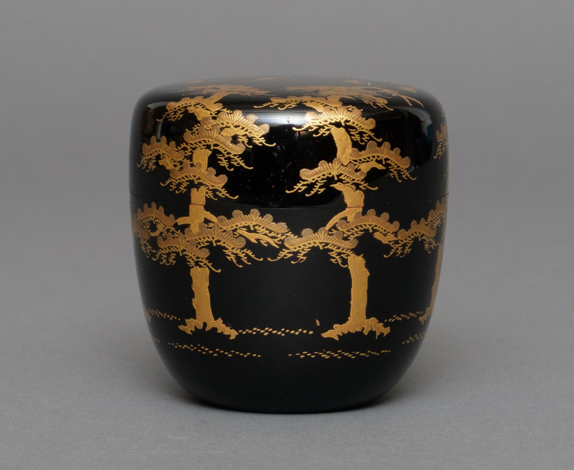 Lacquer Japanese lacquer tea caddy 棗 (natsume) showcasing a pine tree forest For Sale