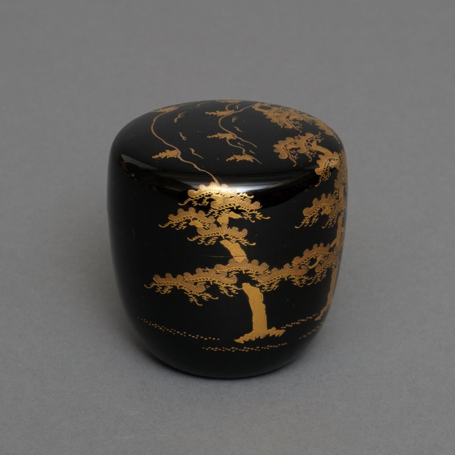 Japanese lacquer tea caddy 棗 (natsume) showcasing a pine tree forest For Sale 2
