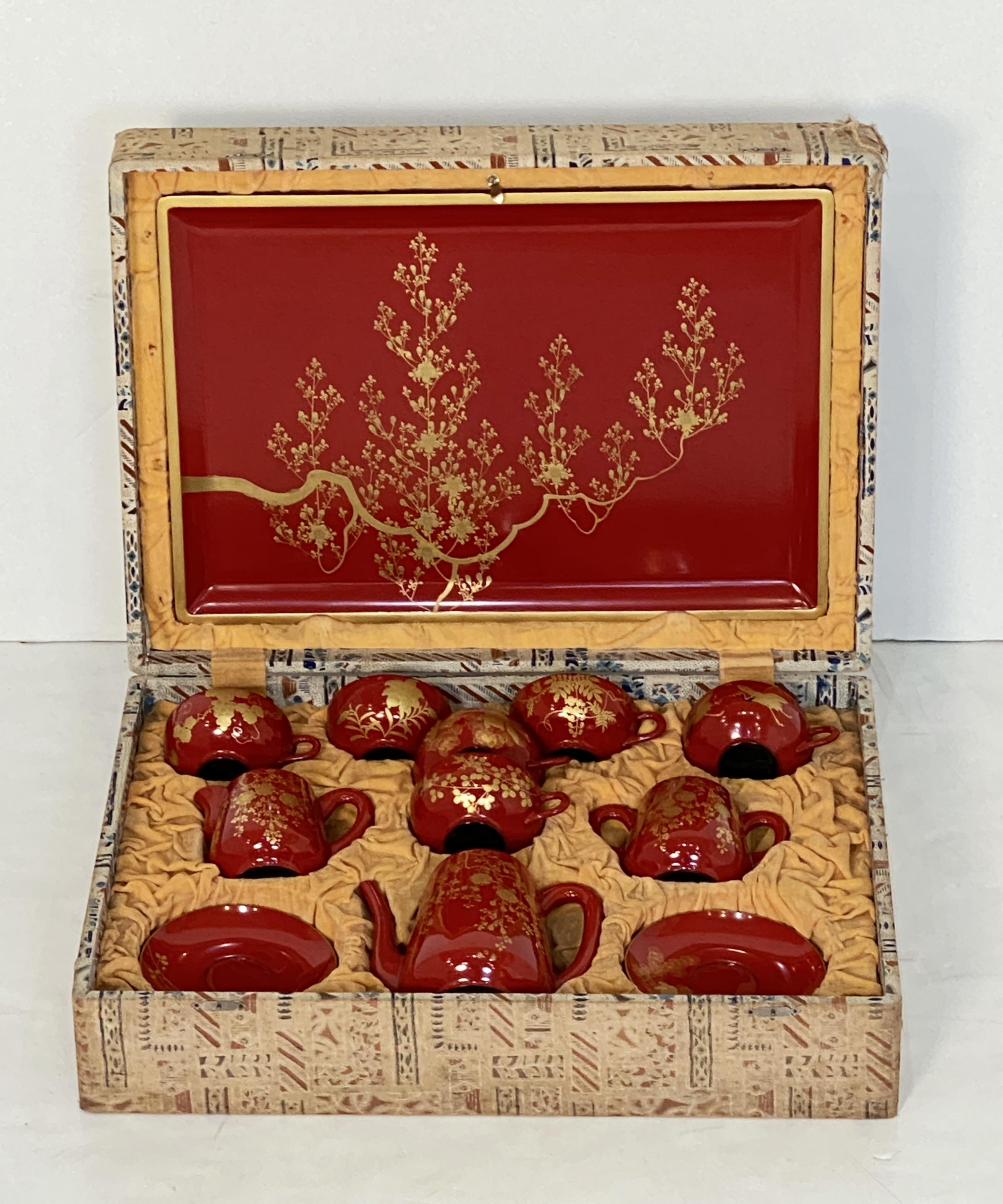 Japanisches Lackteeset und Serviertabletts in Originalverpackung (Frühes 20. Jahrhundert) im Angebot