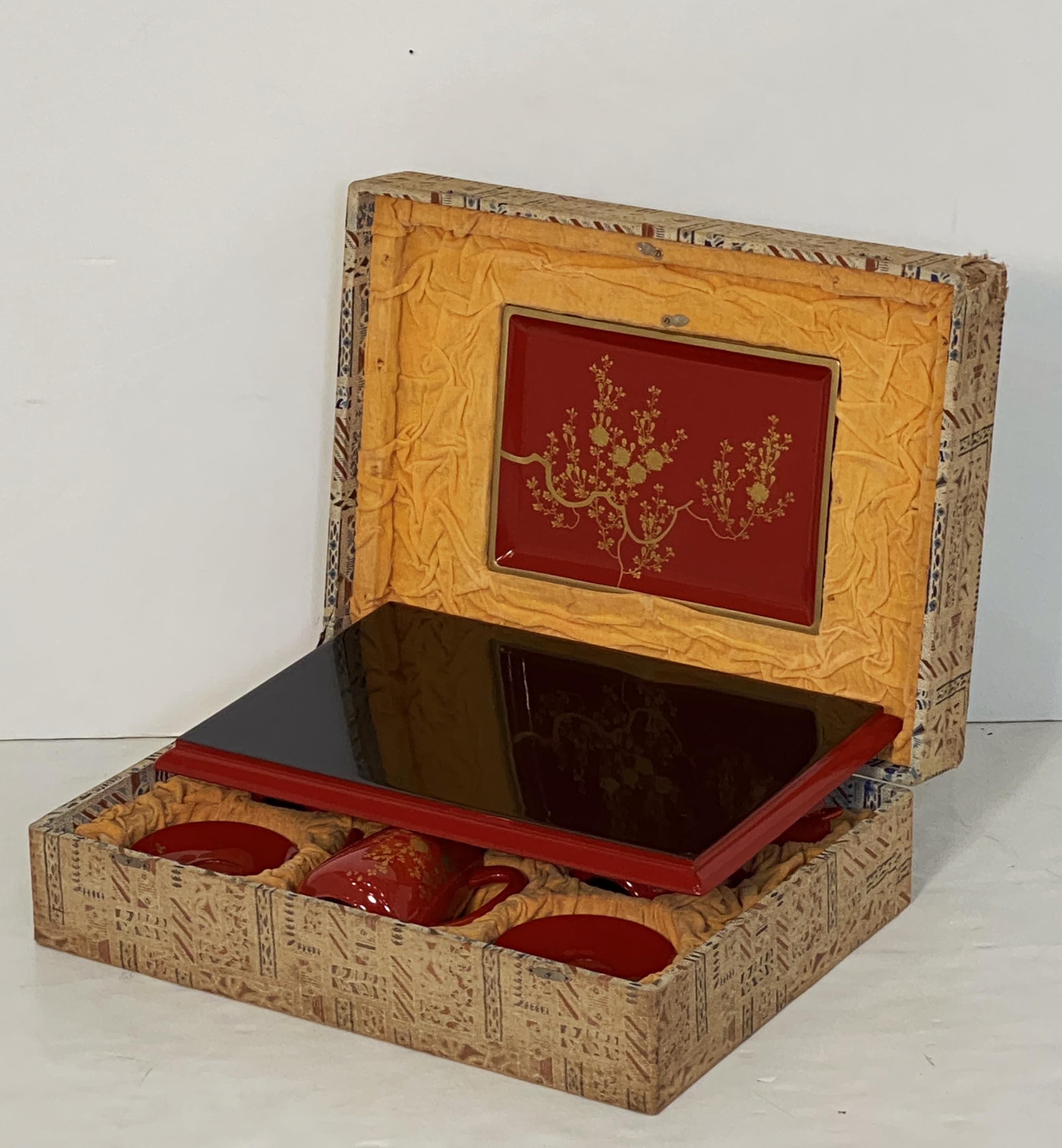 Japanisches Lackteeset und Serviertabletts in Originalverpackung (Holz) im Angebot