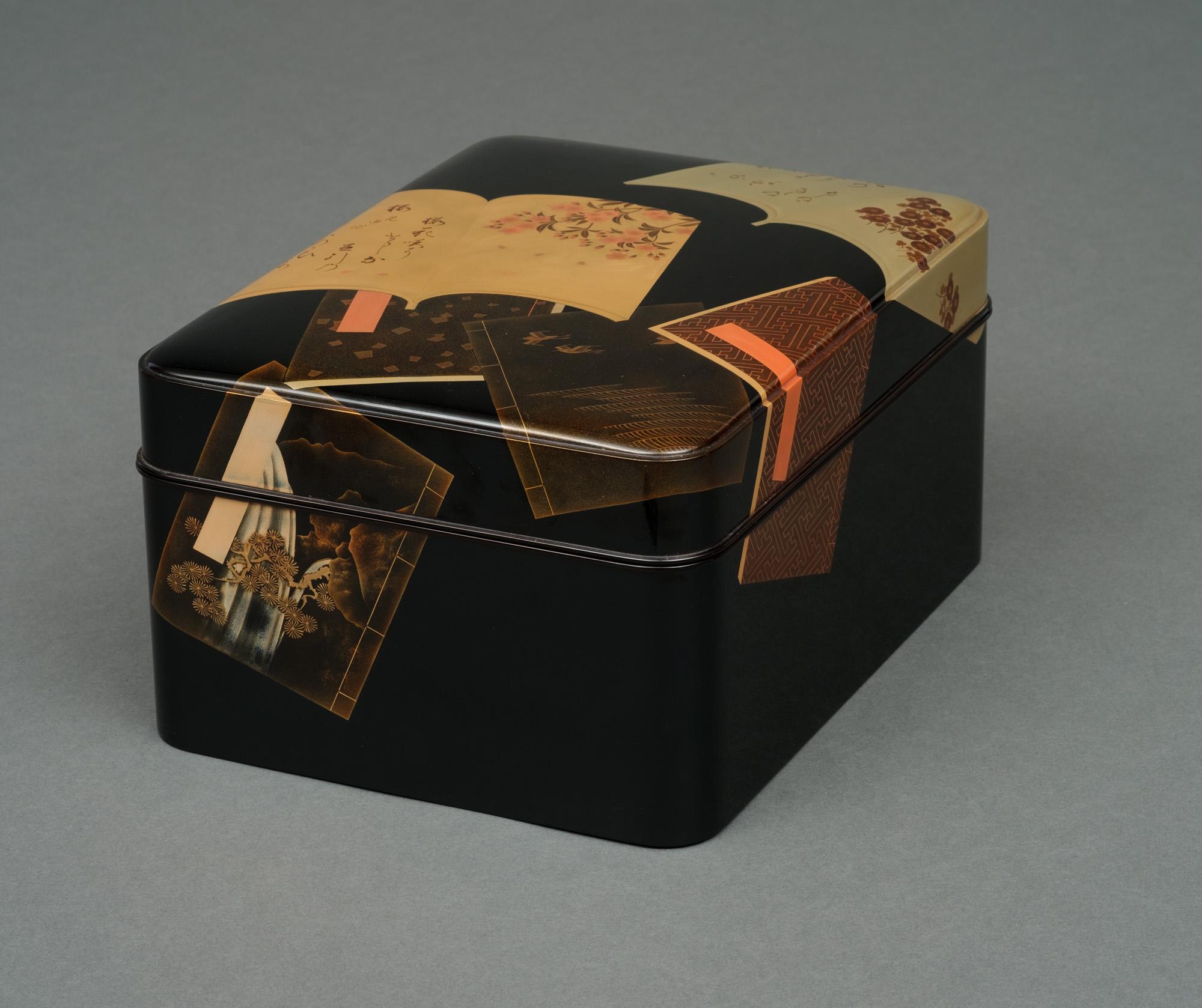 Japanese lacquer tebako 手箱 (box for personal accessories) with book design For Sale 8