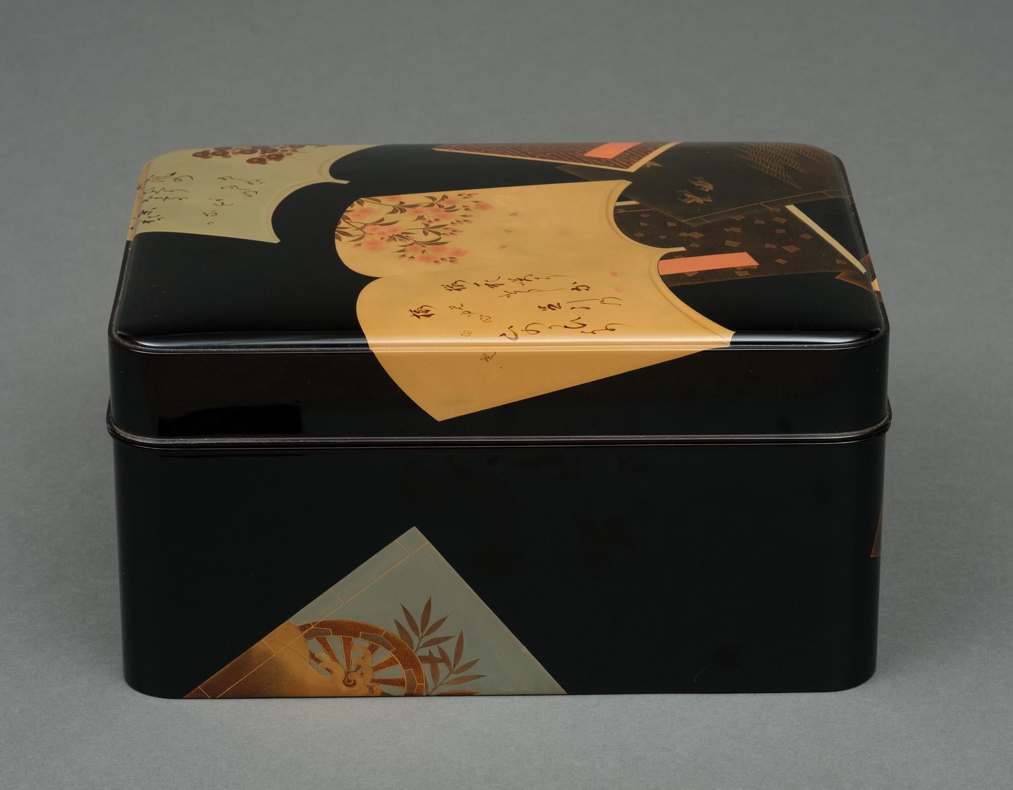 Japanese lacquer tebako 手箱 (box for personal accessories) with book design For Sale 11