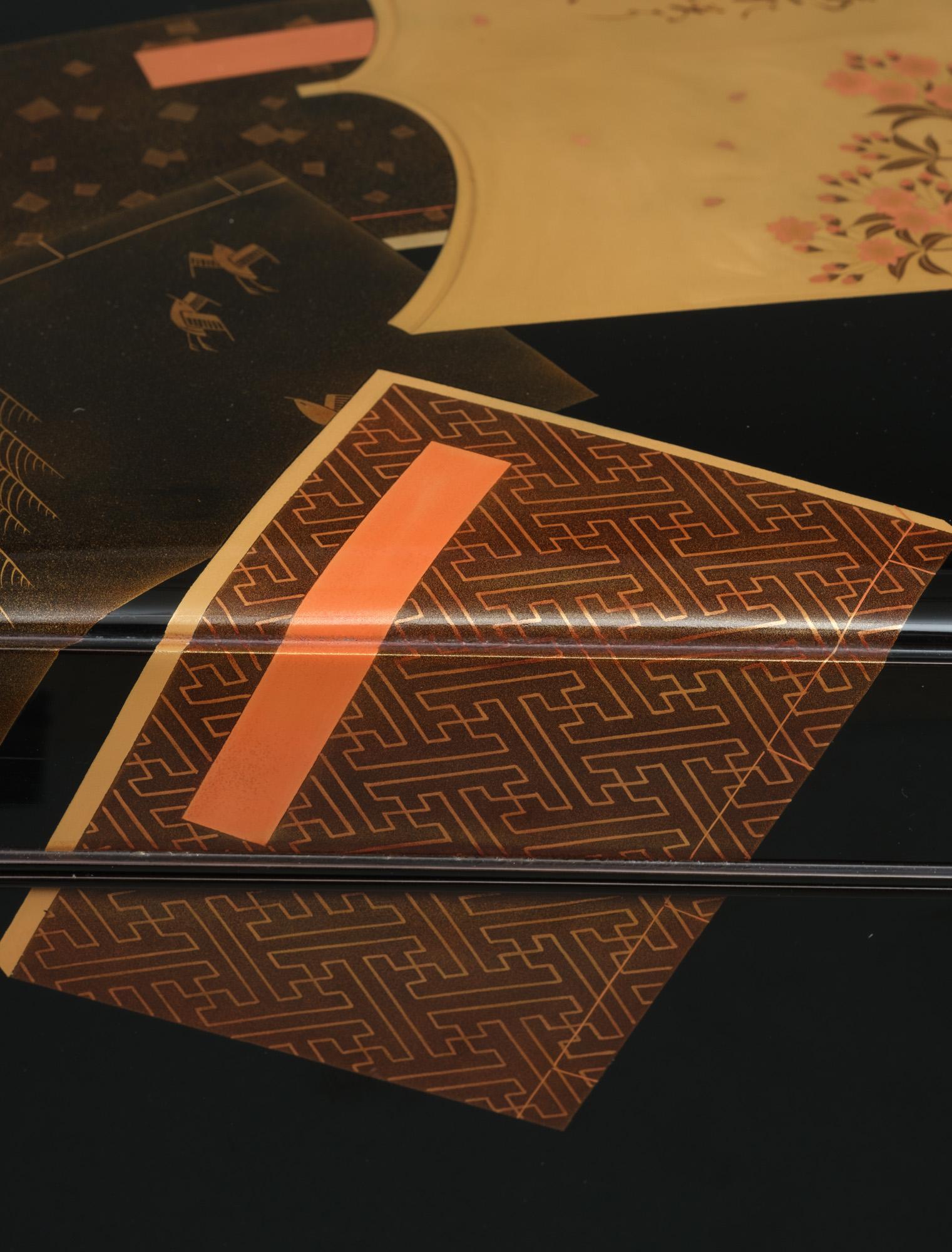 Japanese lacquer tebako 手箱 (box for personal accessories) with book design For Sale 12