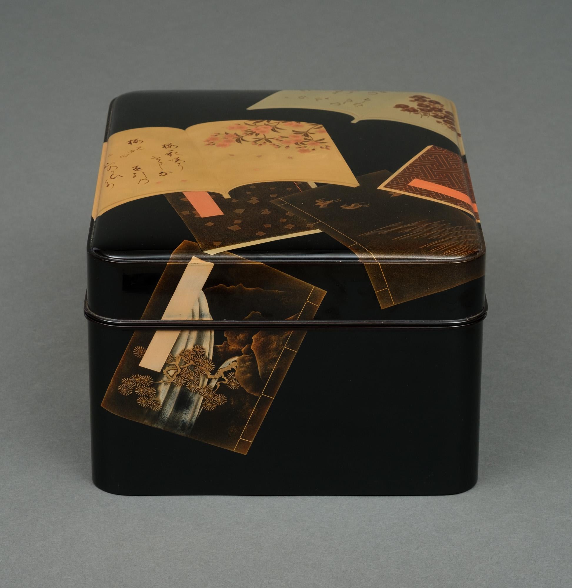 Japanese lacquer tebako 手箱 (box for personal accessories) with book design In Excellent Condition For Sale In Amsterdam, NL