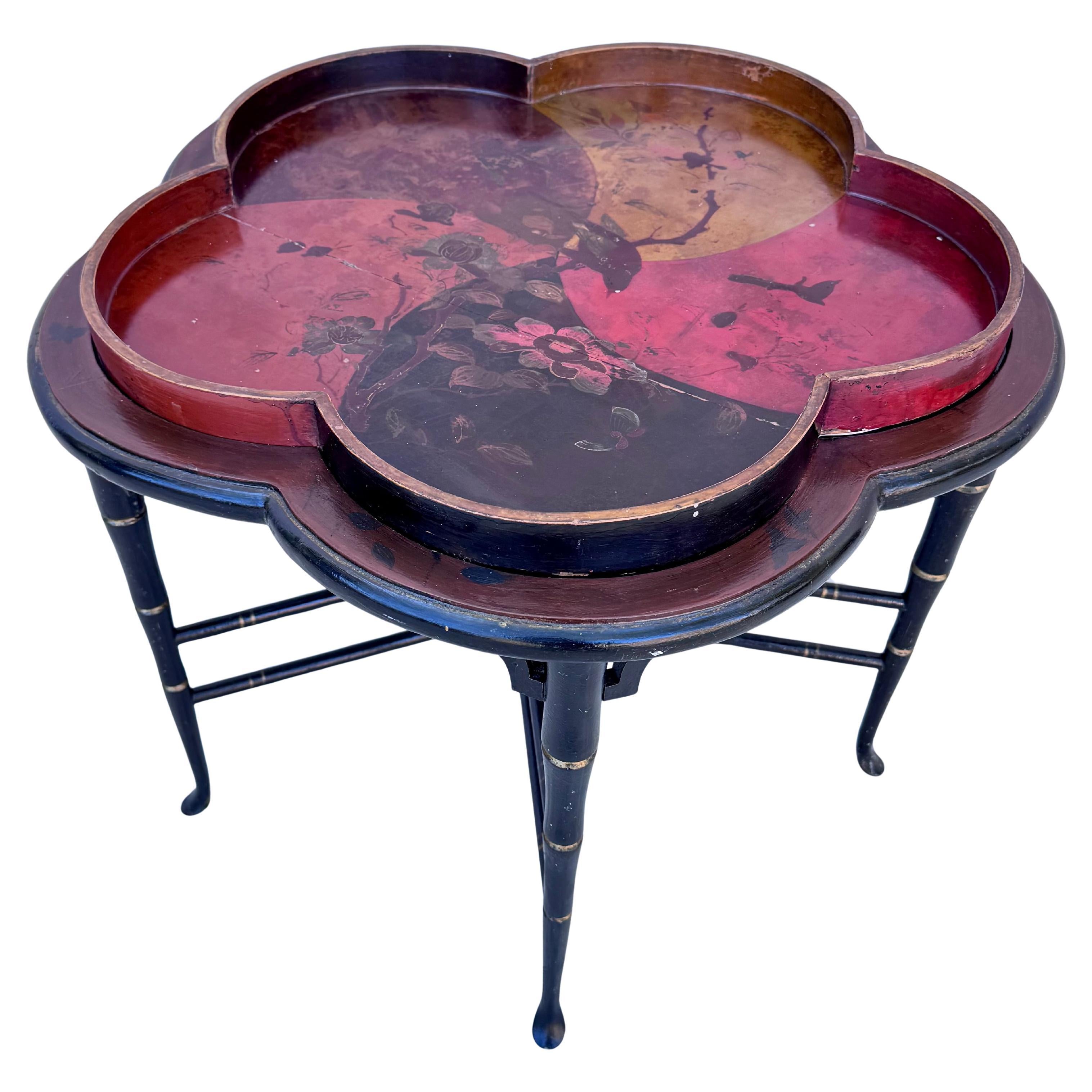 Table d'appoint japonaise laquée du début du 20e siècle. Le plateau a la forme d'une fleur peinte avec de riches couleurs rouge, or et noir. Oiseaux peints, branches et fleurs sur plateau. La finition laquée ajoute de la profondeur et de la