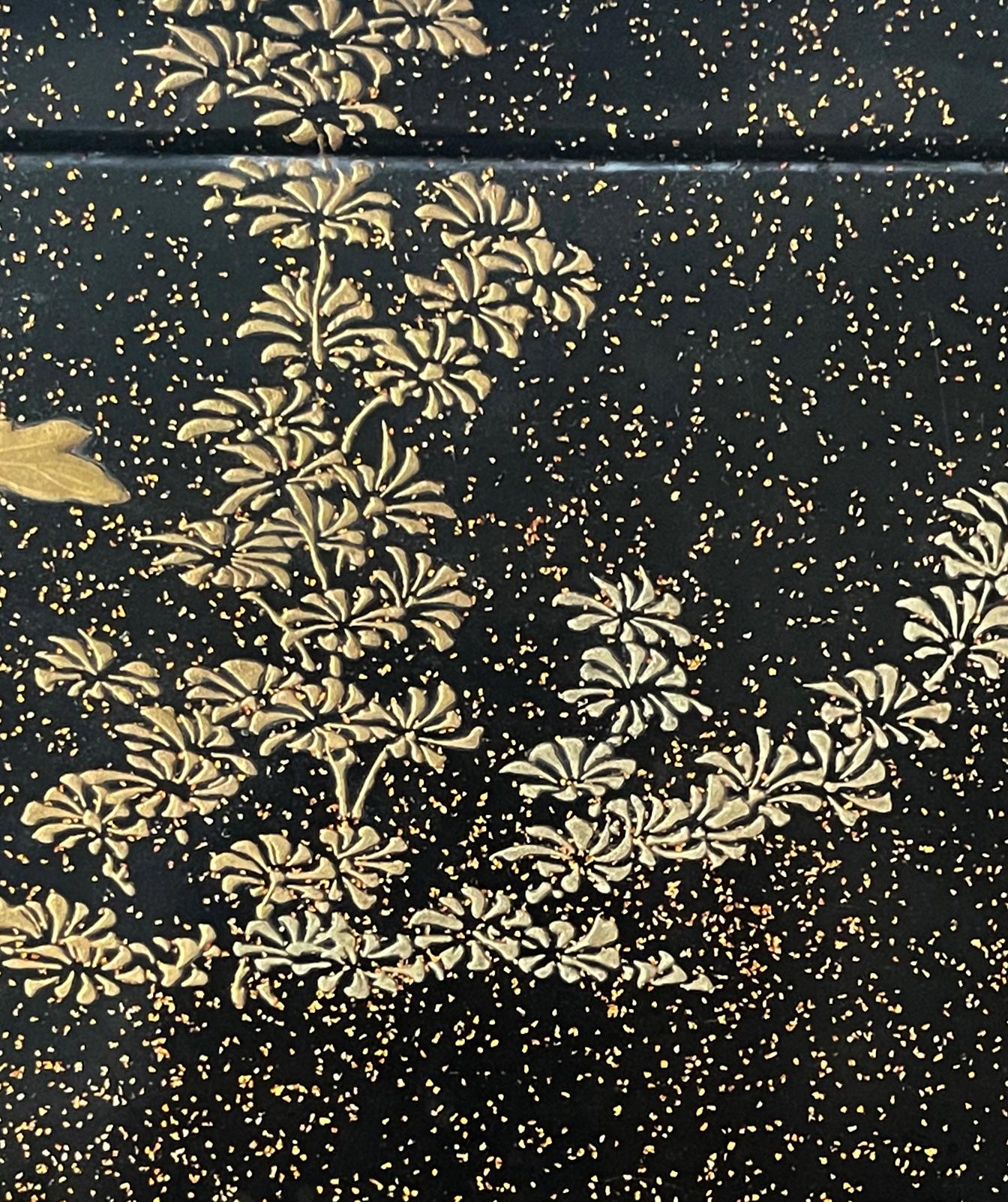Japanese Lacquer Tray with Maki-e and Inlay Hara Yoyusai Edo Period For Sale 4