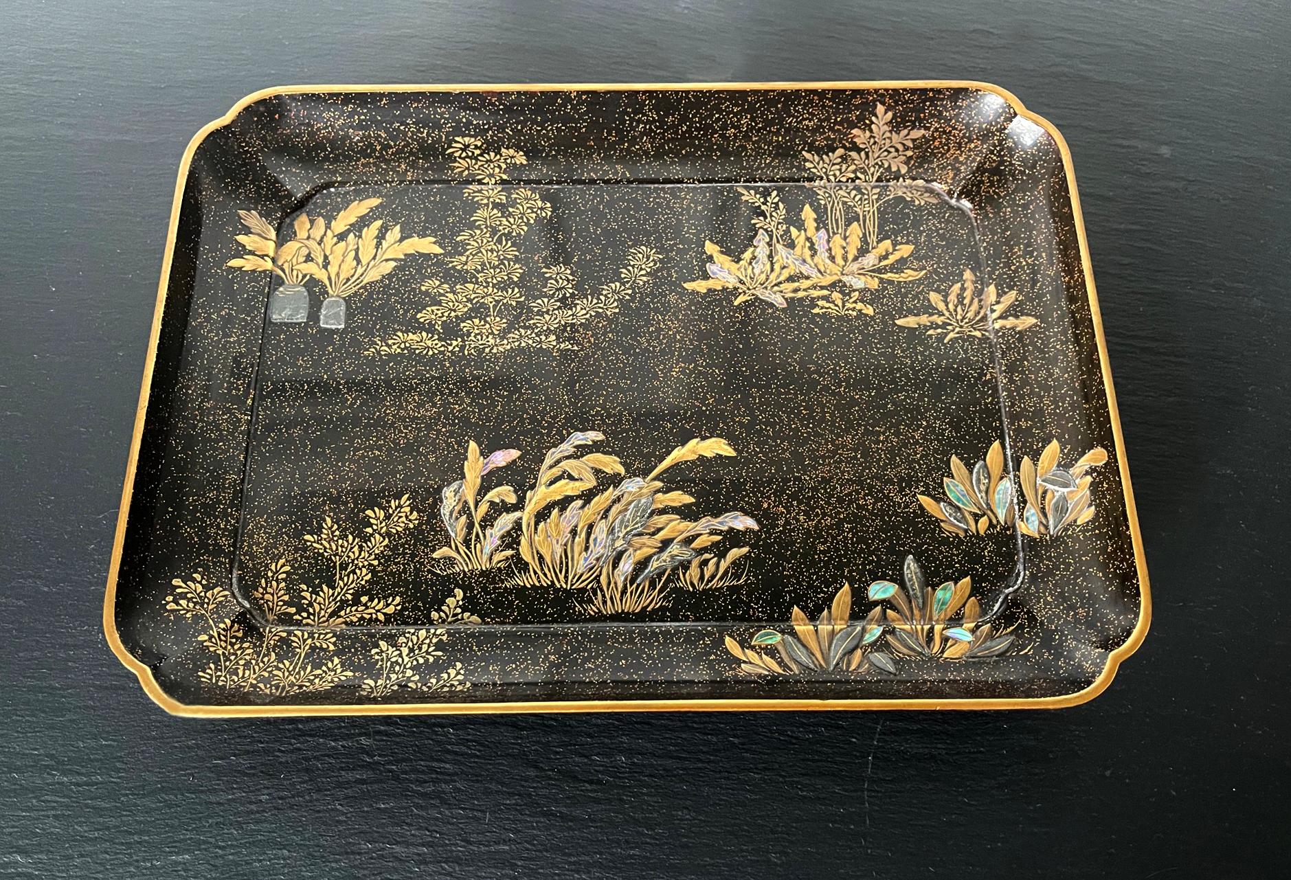 A lovely Japanese lacquer rectangular lacquer tray with a slightly scalloped corner and four L shape supporting feet by one of the most celebrated lacquer artist active in Edo period Hara Yoyusai (1772-1845). Yoyusai lived in Edo (Tokyo) and worked