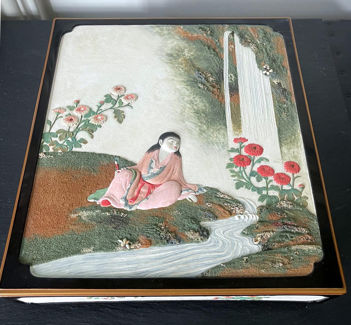 Japanische Lackschreibschachtel Suzuribako Meiji-Periode (1868-1912), wahrscheinlich Ende des 19. Jahrhunderts. Diese Suzuribako ist eine der ungewöhnlichsten Schachteln, die wir in Bezug auf die verwendeten MATERIALIEN und die daraus resultierende