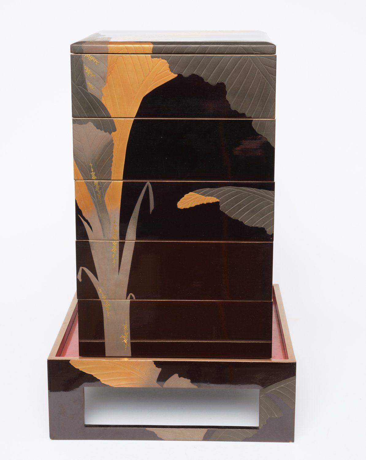 Japanese lacquered 5-tiered jûbako 重箱 (picnic box) with banana leaf design For Sale 4