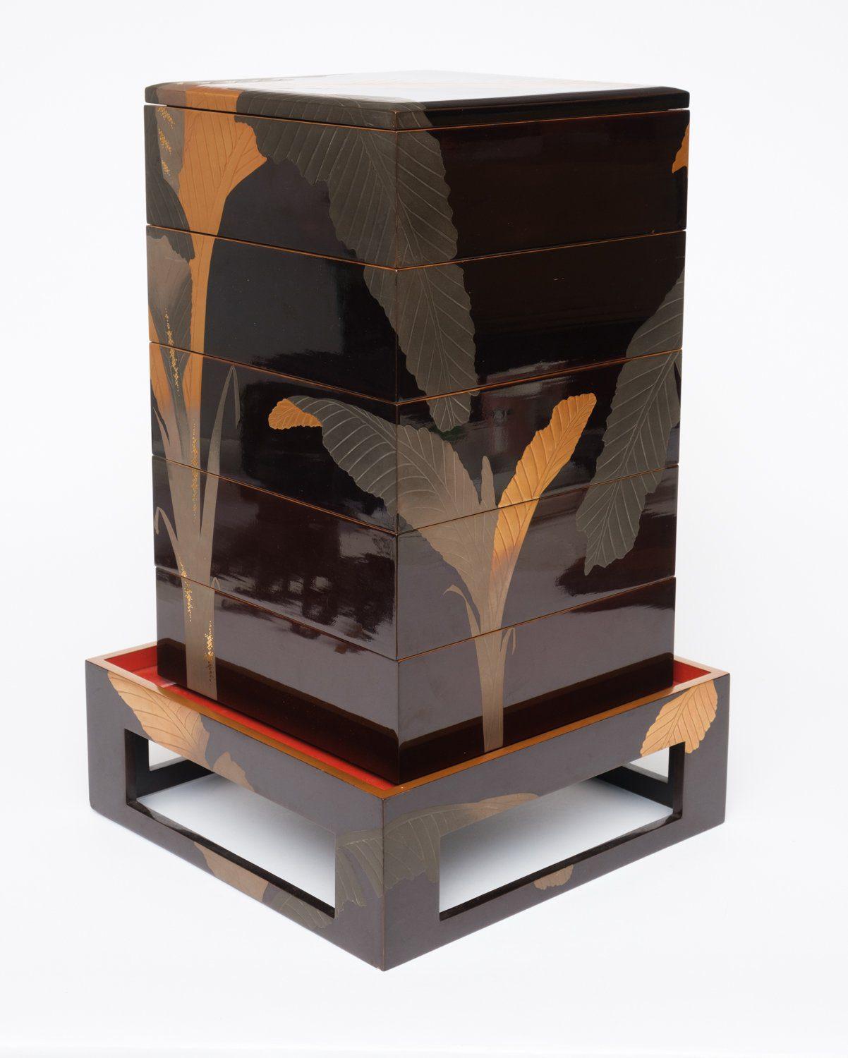 Japanese lacquered 5-tiered jûbako 重箱 (picnic box) with banana leaf design For Sale 7