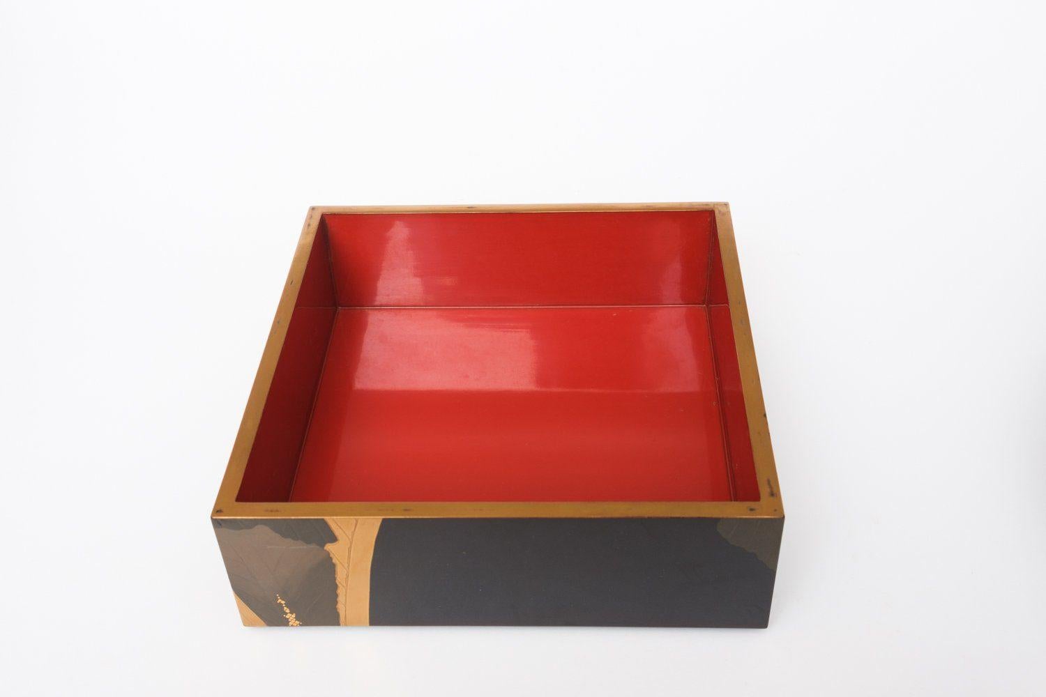 Japanese lacquered 5-tiered jûbako 重箱 (picnic box) with banana leaf design For Sale 9
