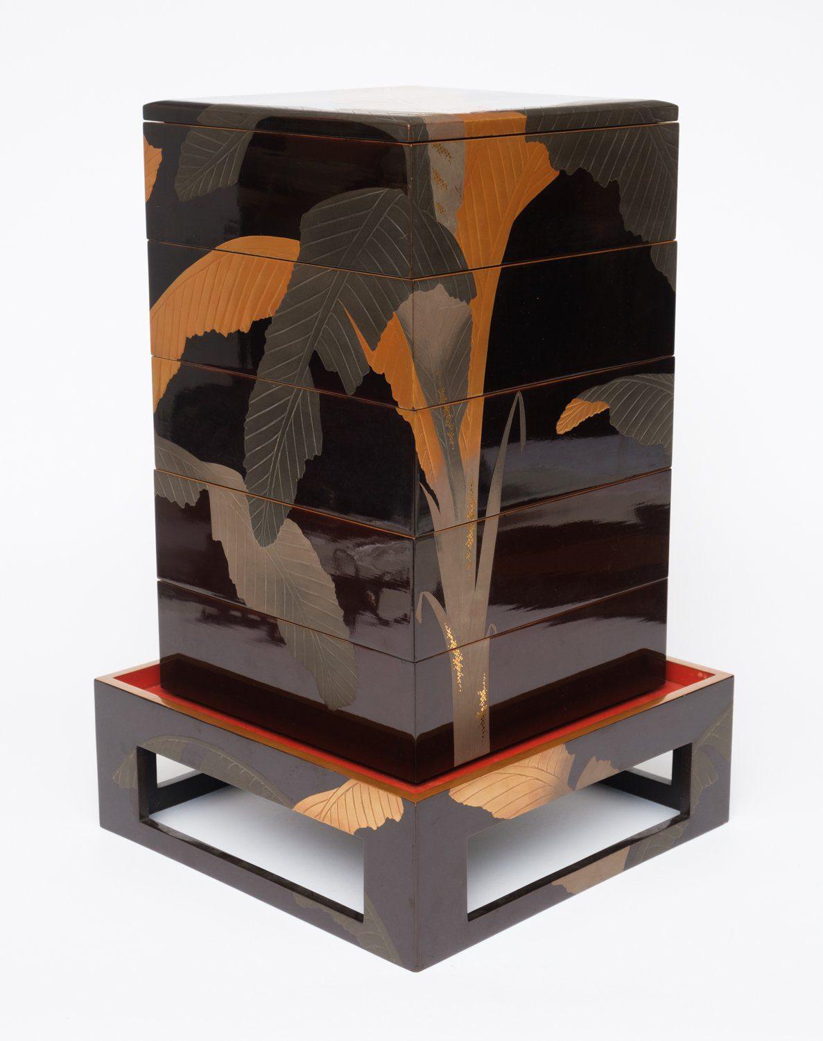 Japanese lacquered 5-tiered jûbako 重箱 (picnic box) with banana leaf design For Sale 11