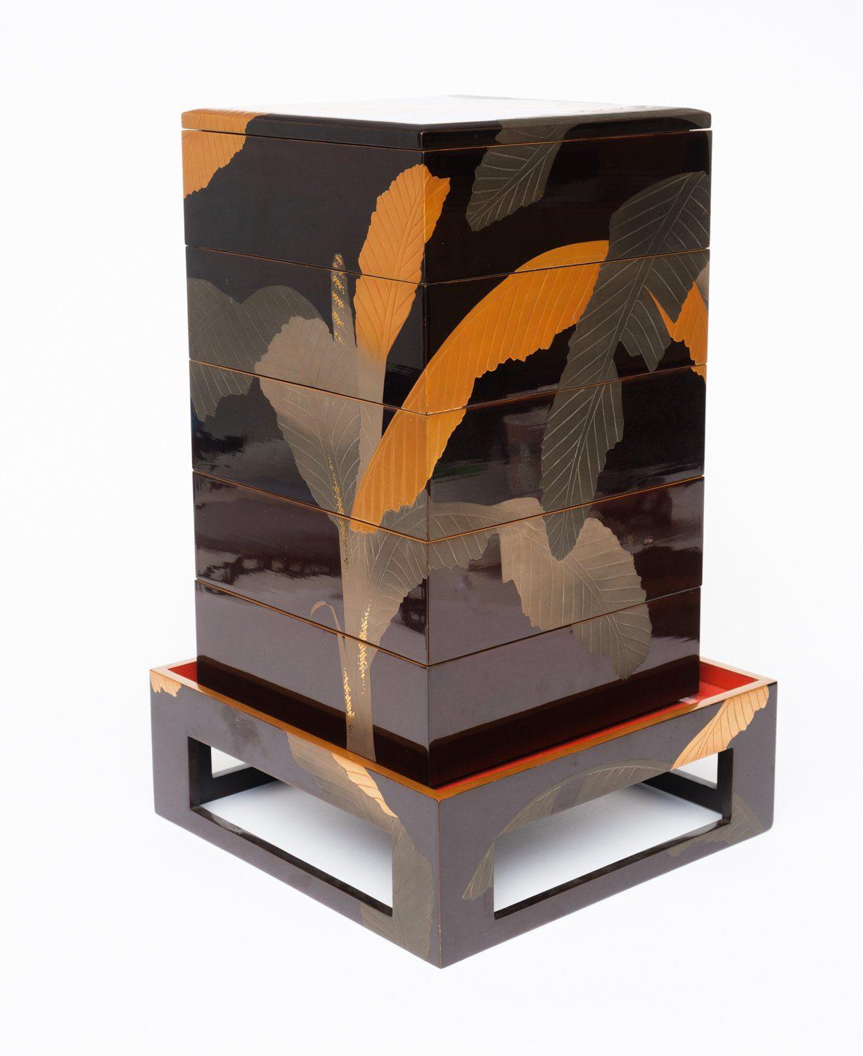 Japanese lacquered 5-tiered jûbako 重箱 (picnic box) with banana leaf design For Sale 1