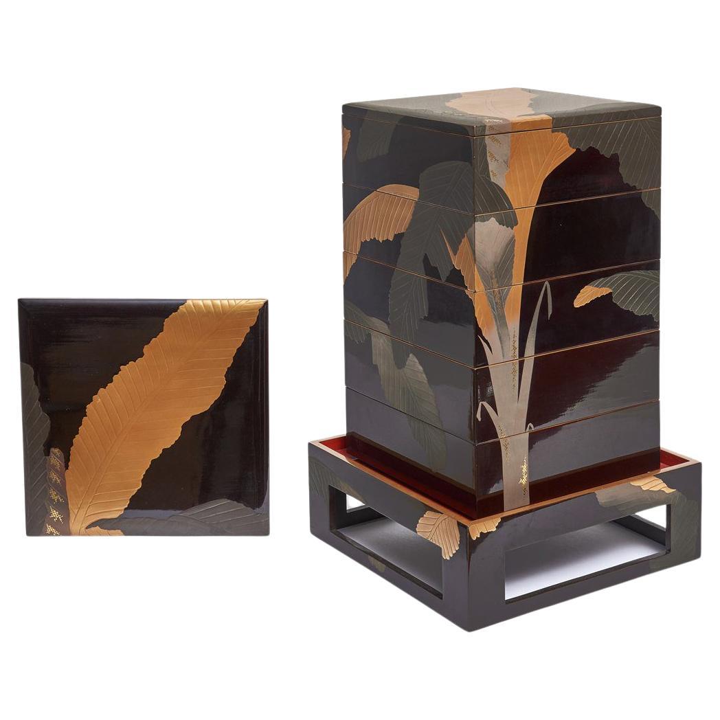 Japanese lacquered 5-tiered jûbako 重箱 (picnic box) with banana leaf design For Sale