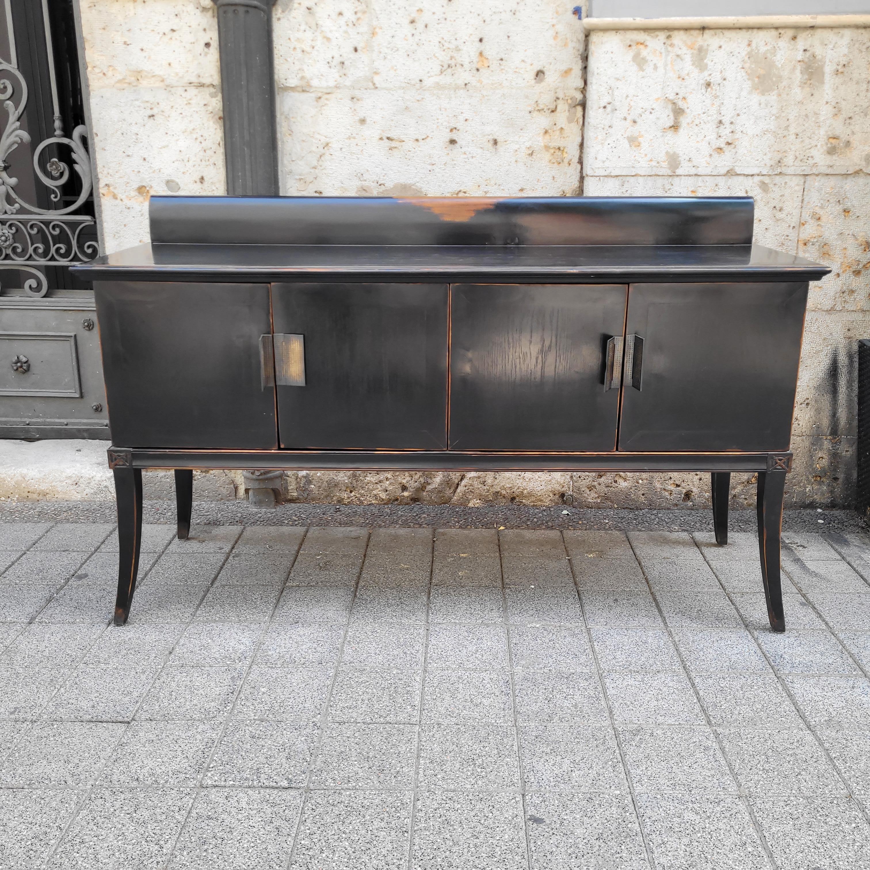 Cabinet noir laqué japonais, poignées en laiton et gravures sur bois à l'orient. en vente 2